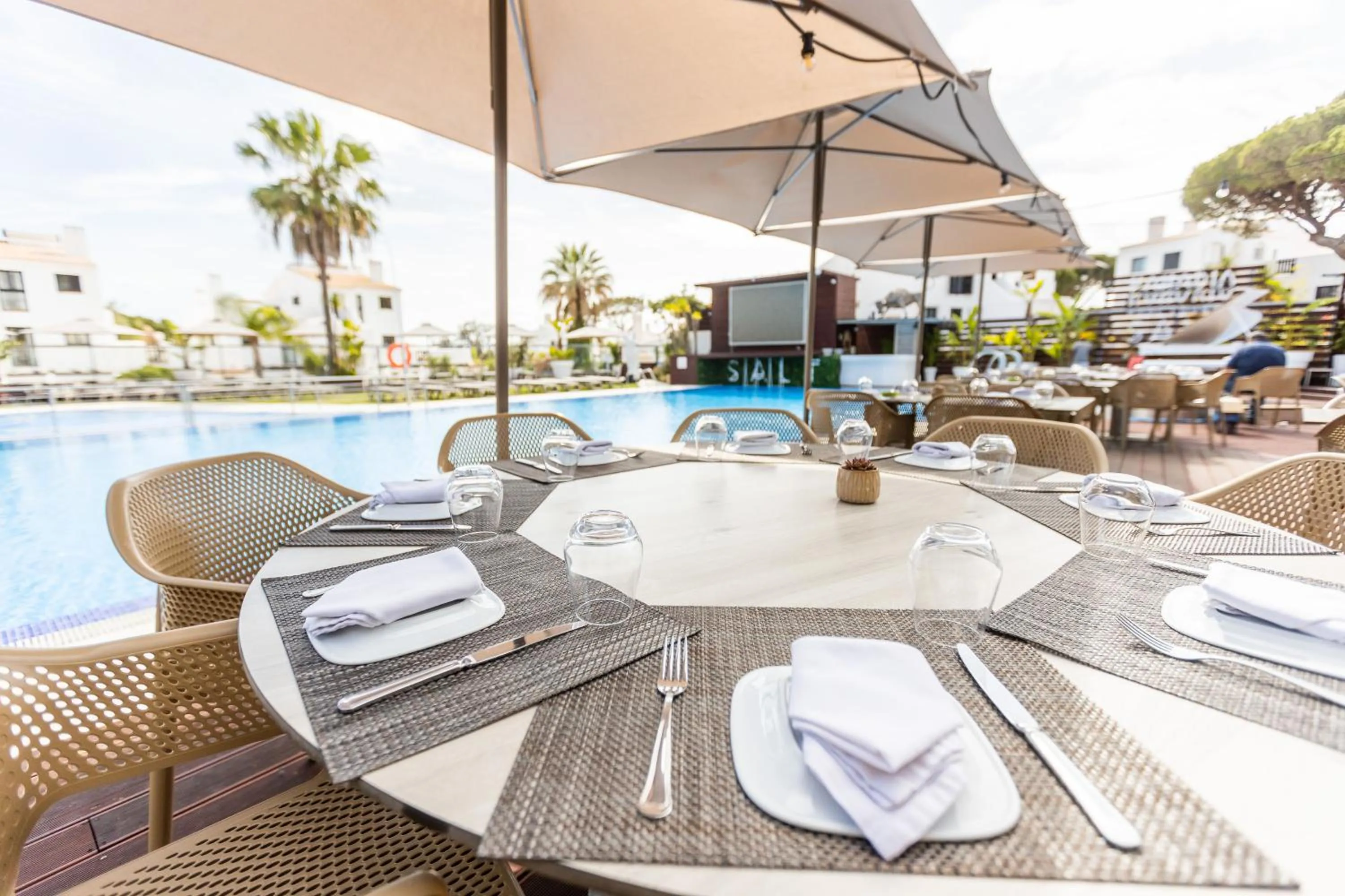 Restaurant/places to eat in Apartamentos Honorio - Pool and Garden