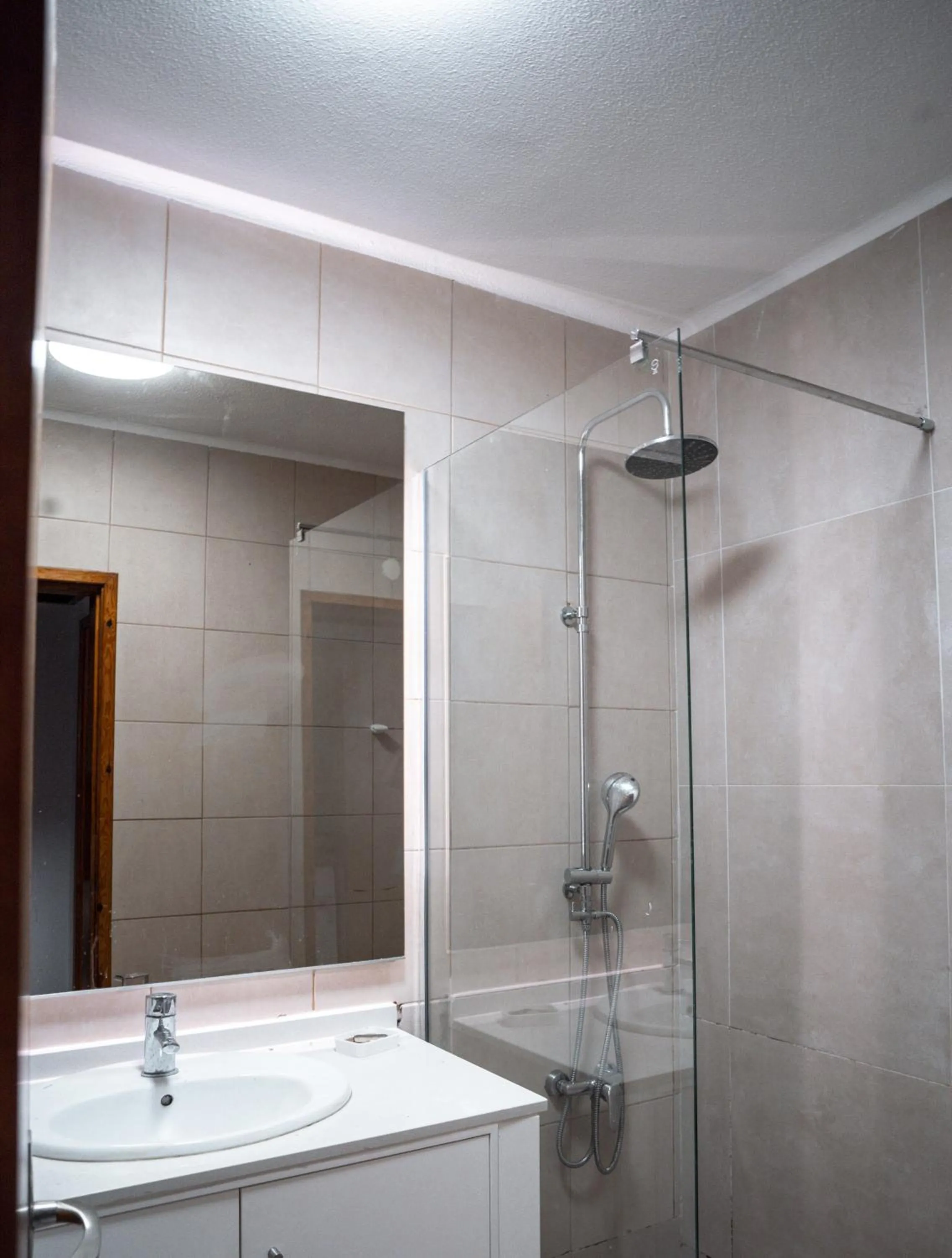 Shower in Apartamentos Honorio - Pool and Garden