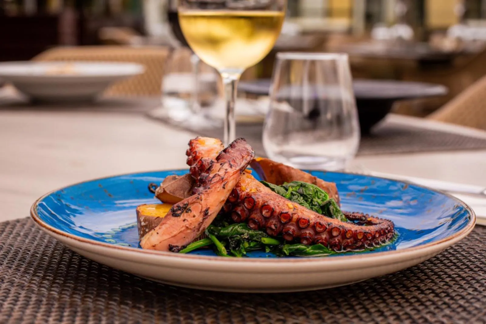 Restaurant/places to eat in Apartamentos Honorio - Pool and Garden