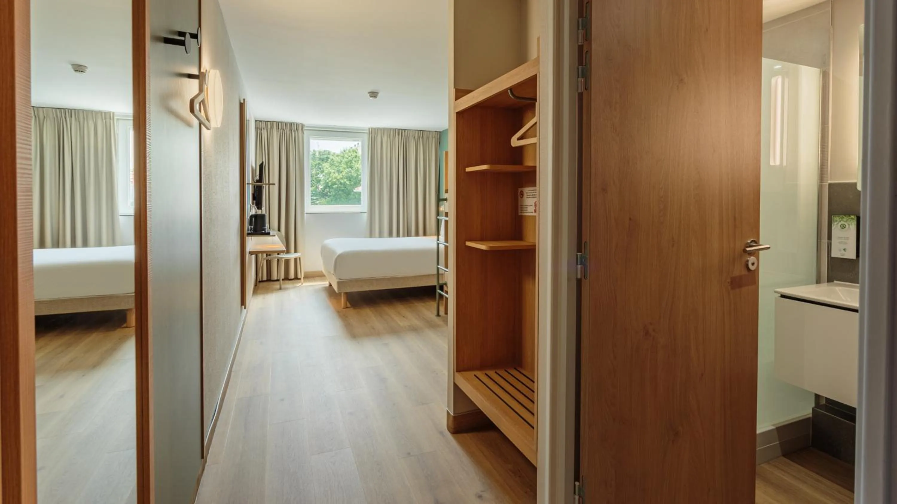 Bedroom, Bed in Kyriad Anglet - Biarritz