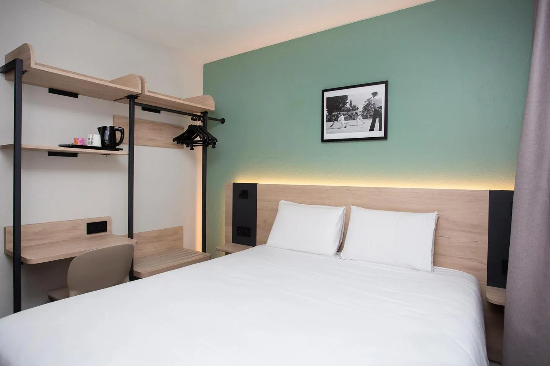 Bedroom, Bed in Kyriad Anglet - Biarritz