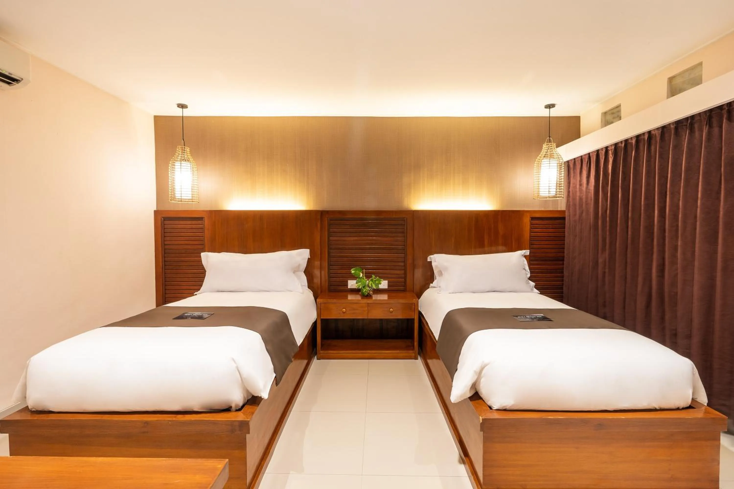 Bedroom, Bed in Suka Beach Inn