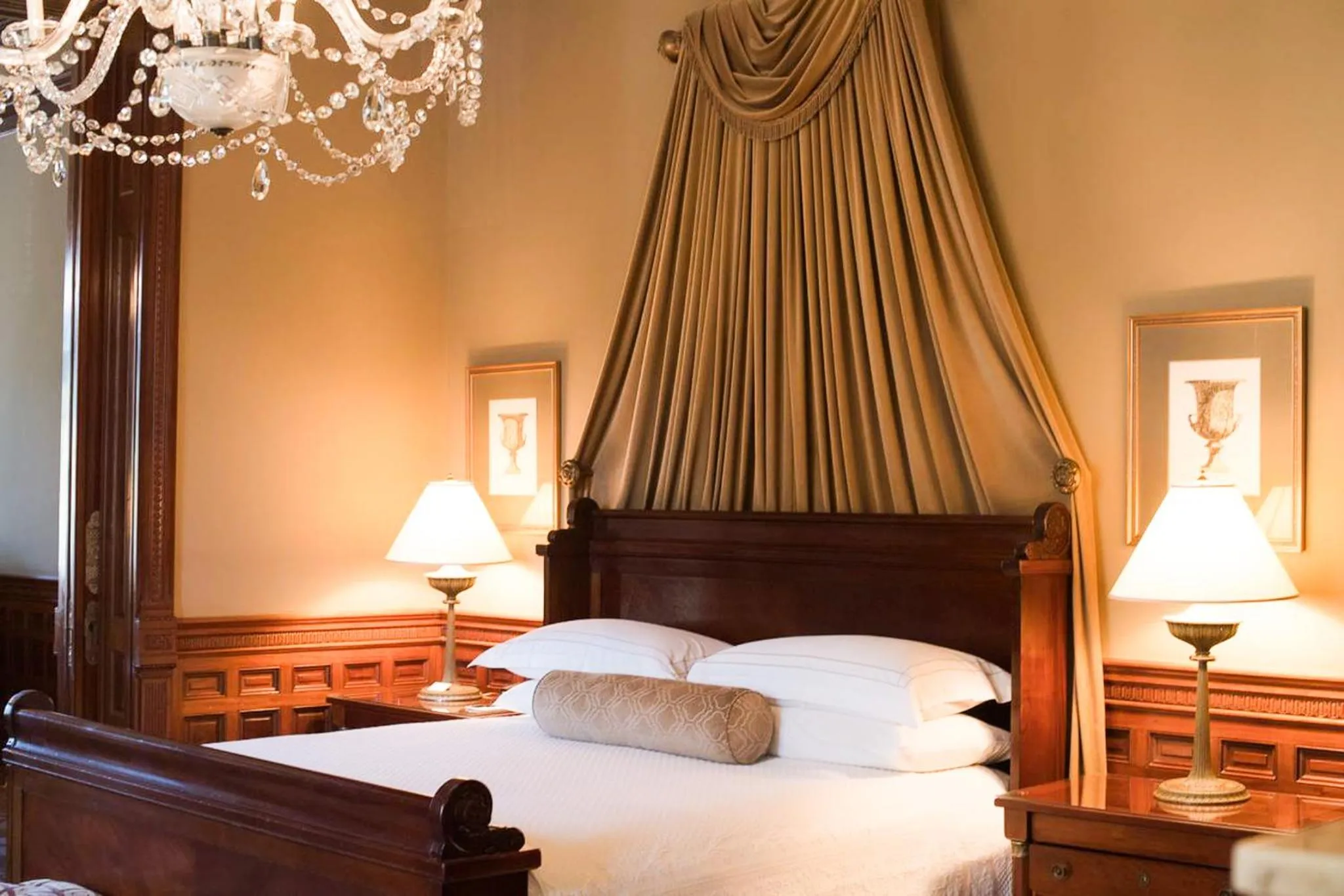 Bed in Wentworth Mansion