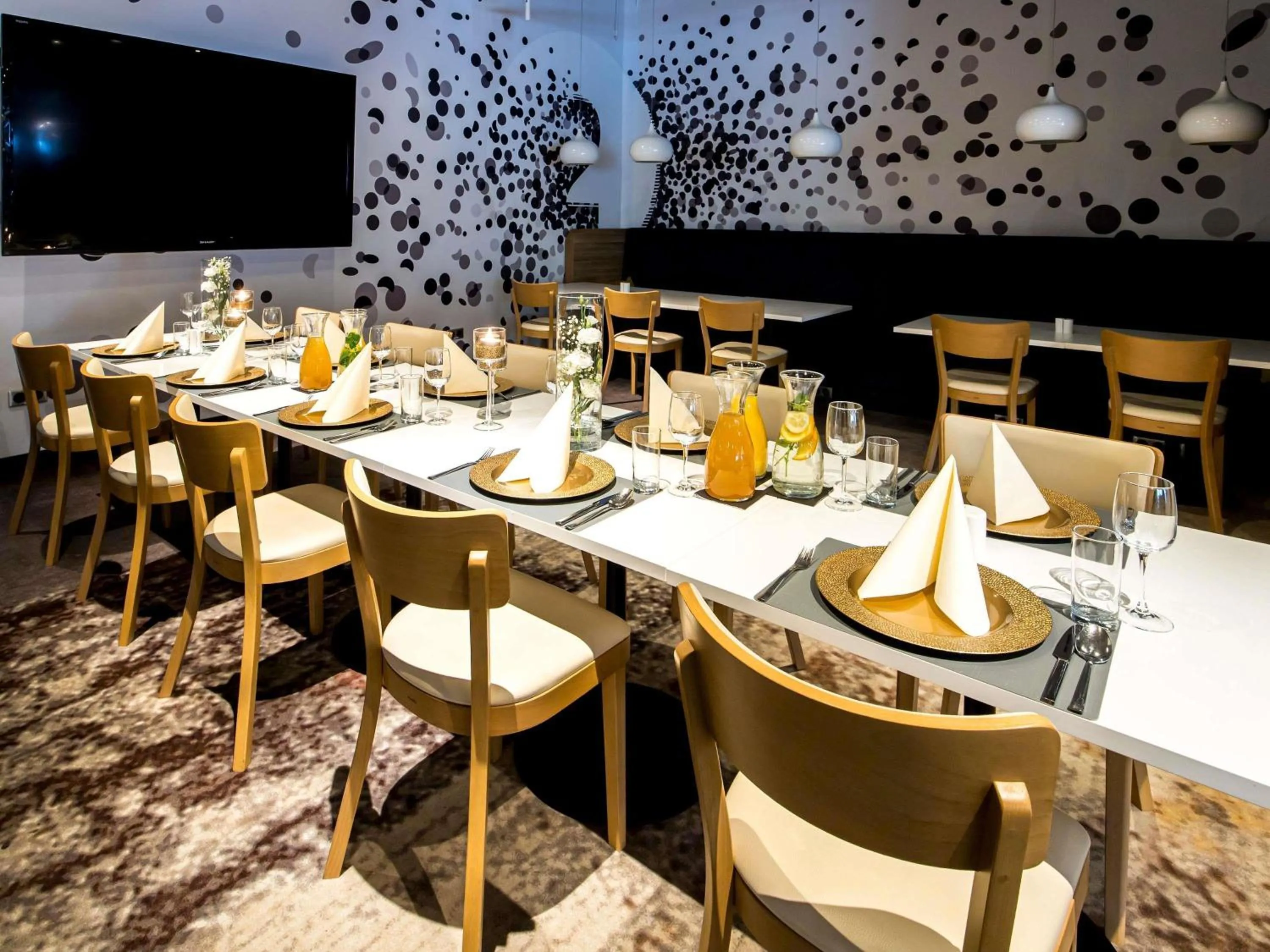 Restaurant/places to eat in Novotel Wrocław Centrum