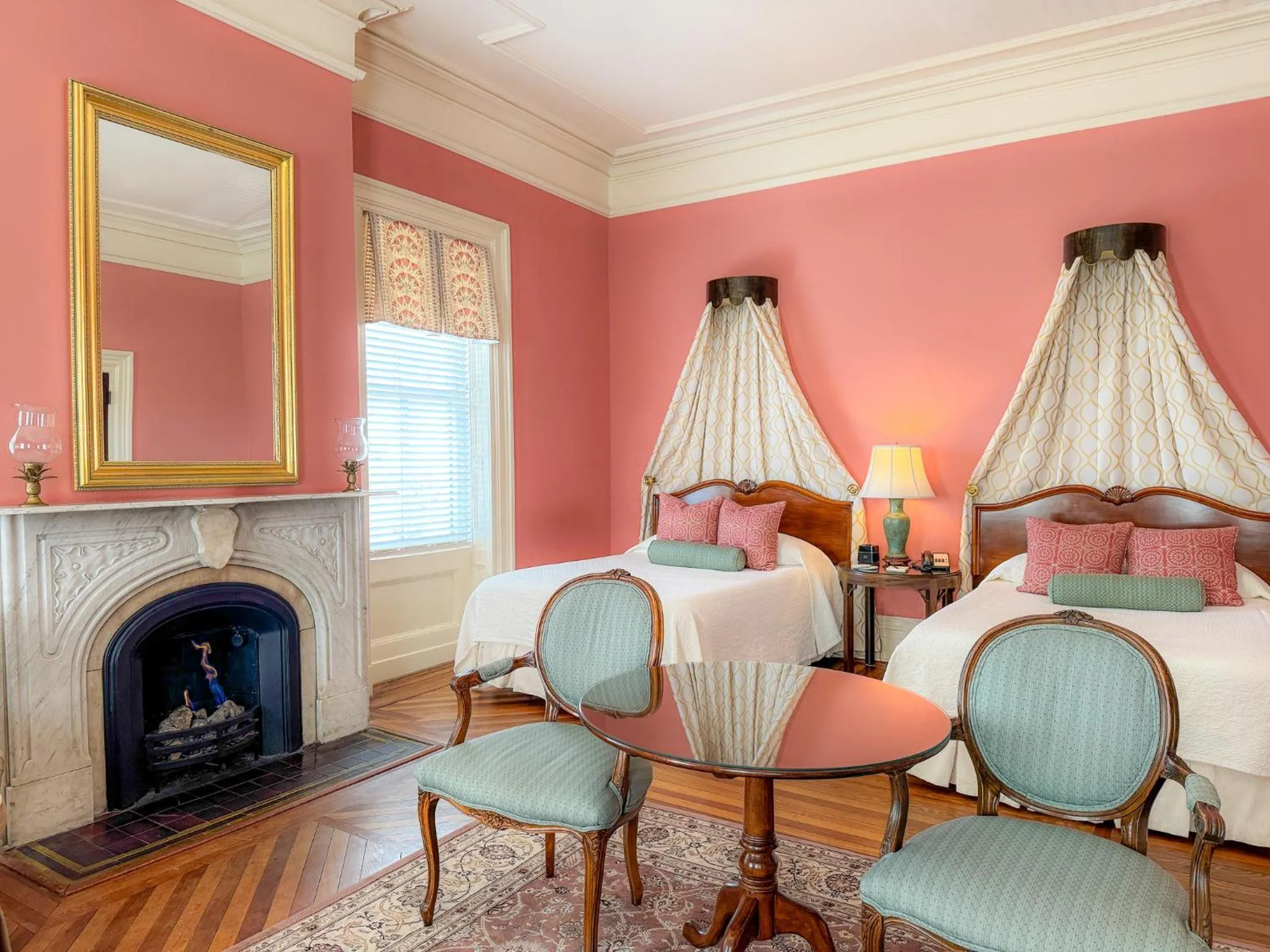 Bed in John Rutledge House Inn
