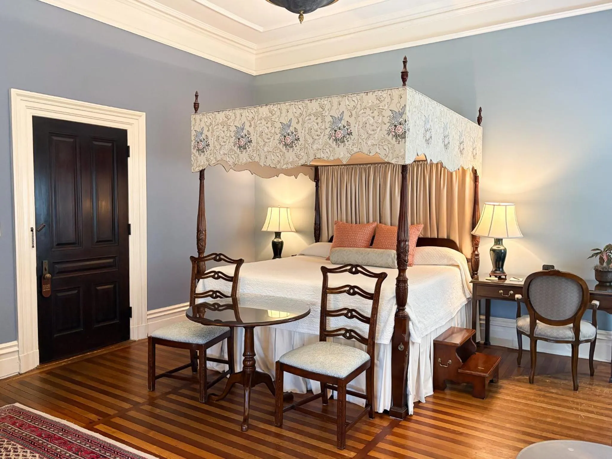 Bed in John Rutledge House Inn