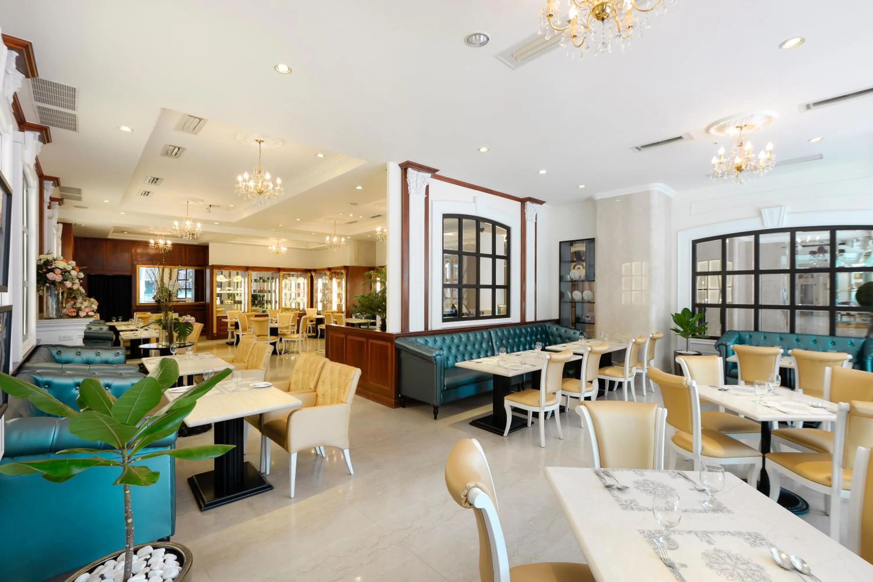 Restaurant/places to eat in Hotel Sunshine