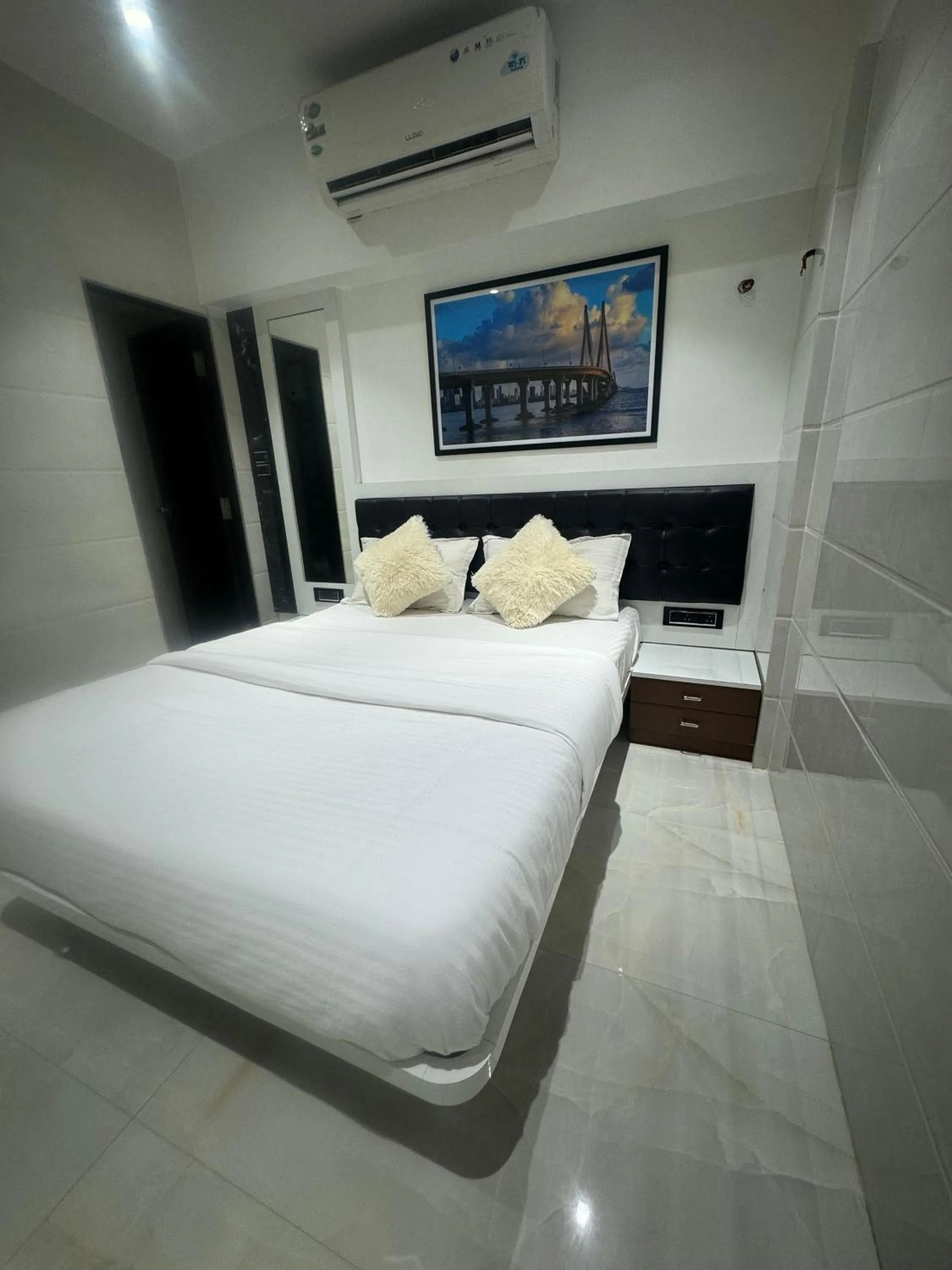 Property building, Bed in Backpackers Villa Mumbai