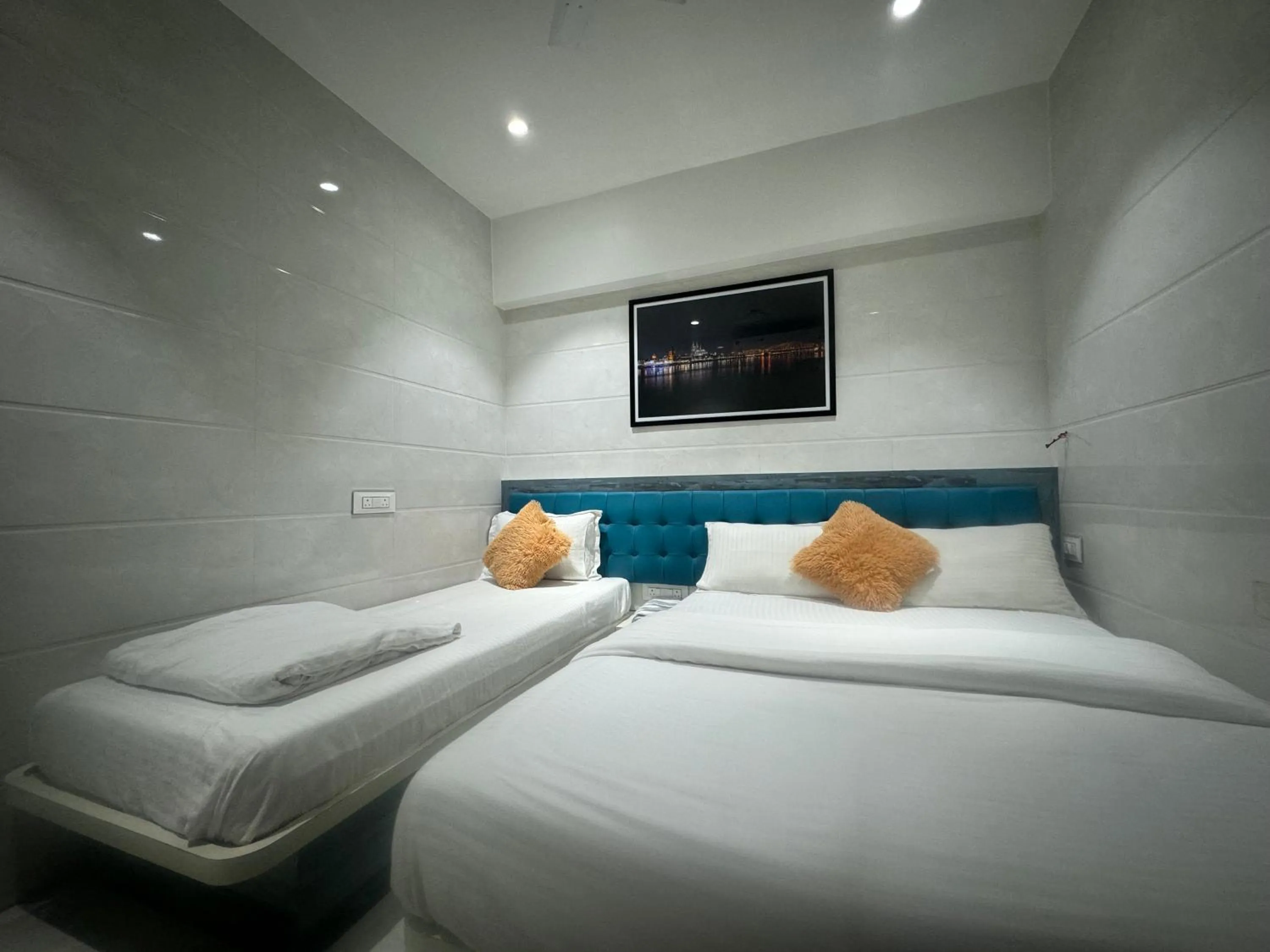 Property building, Bed in Backpackers Villa Mumbai