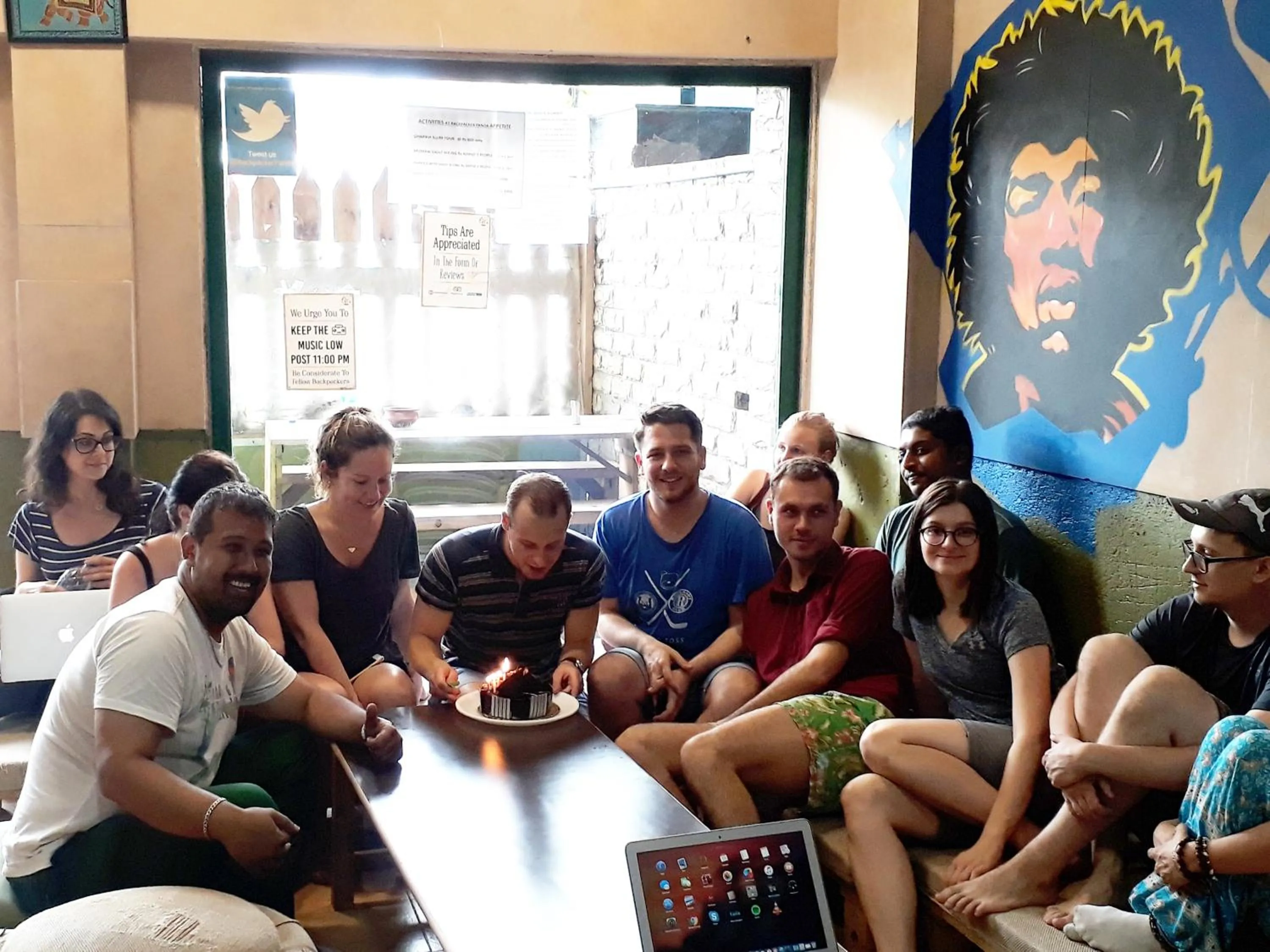 Communal lounge/ TV room in Backpackers Villa Mumbai