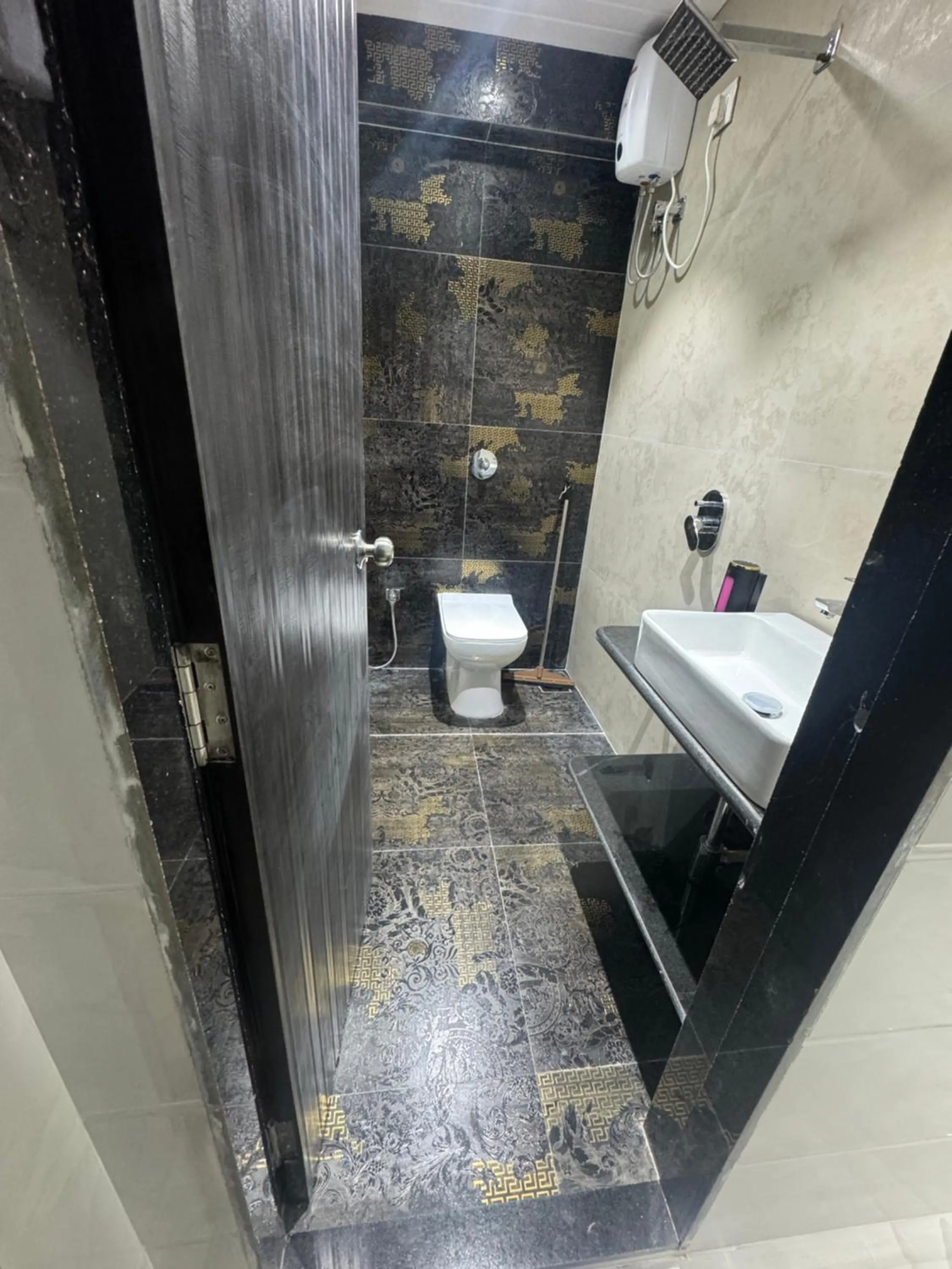 Shower in Backpackers Villa Mumbai