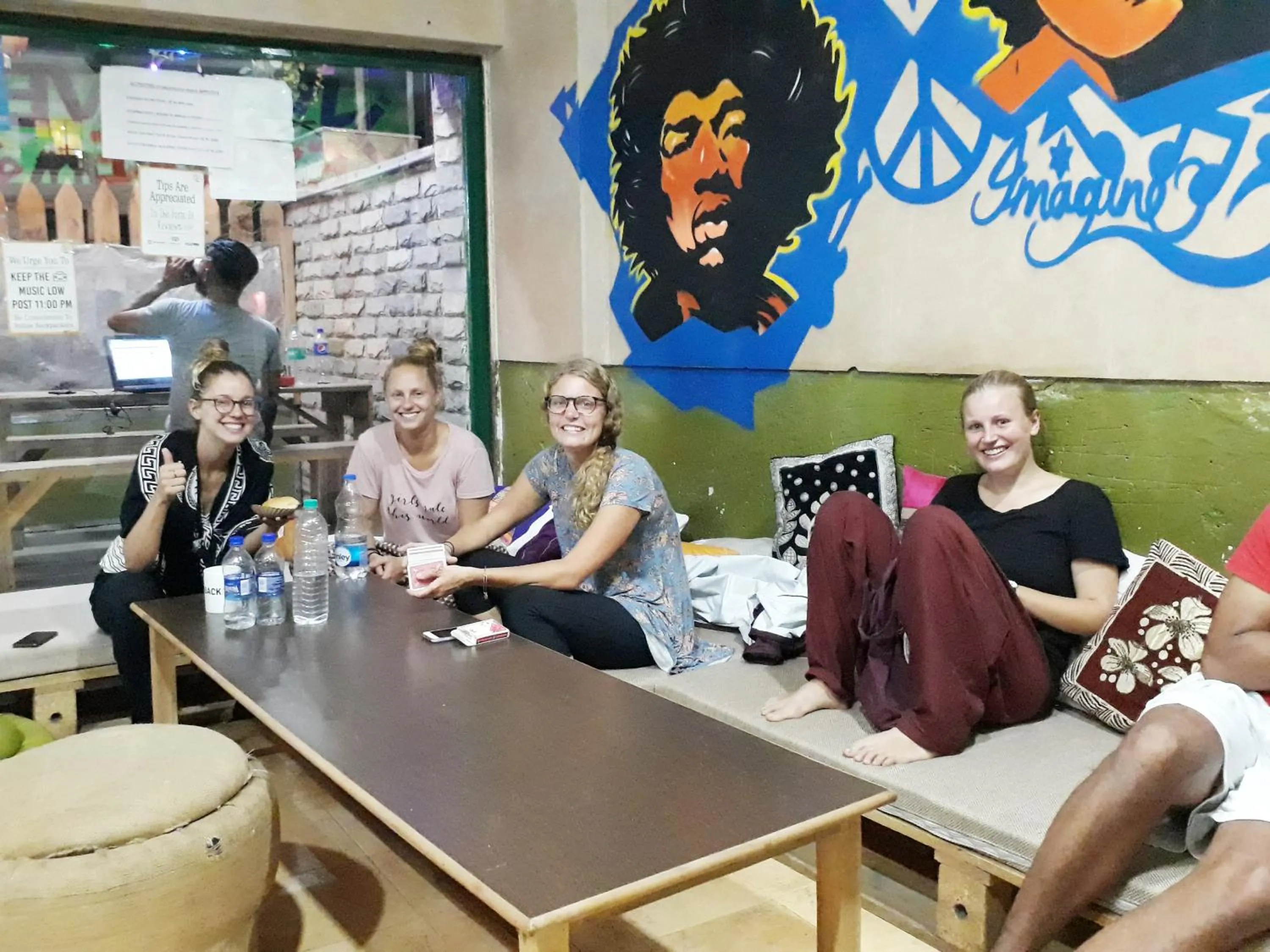 Communal lounge/ TV room in Backpackers Villa Mumbai