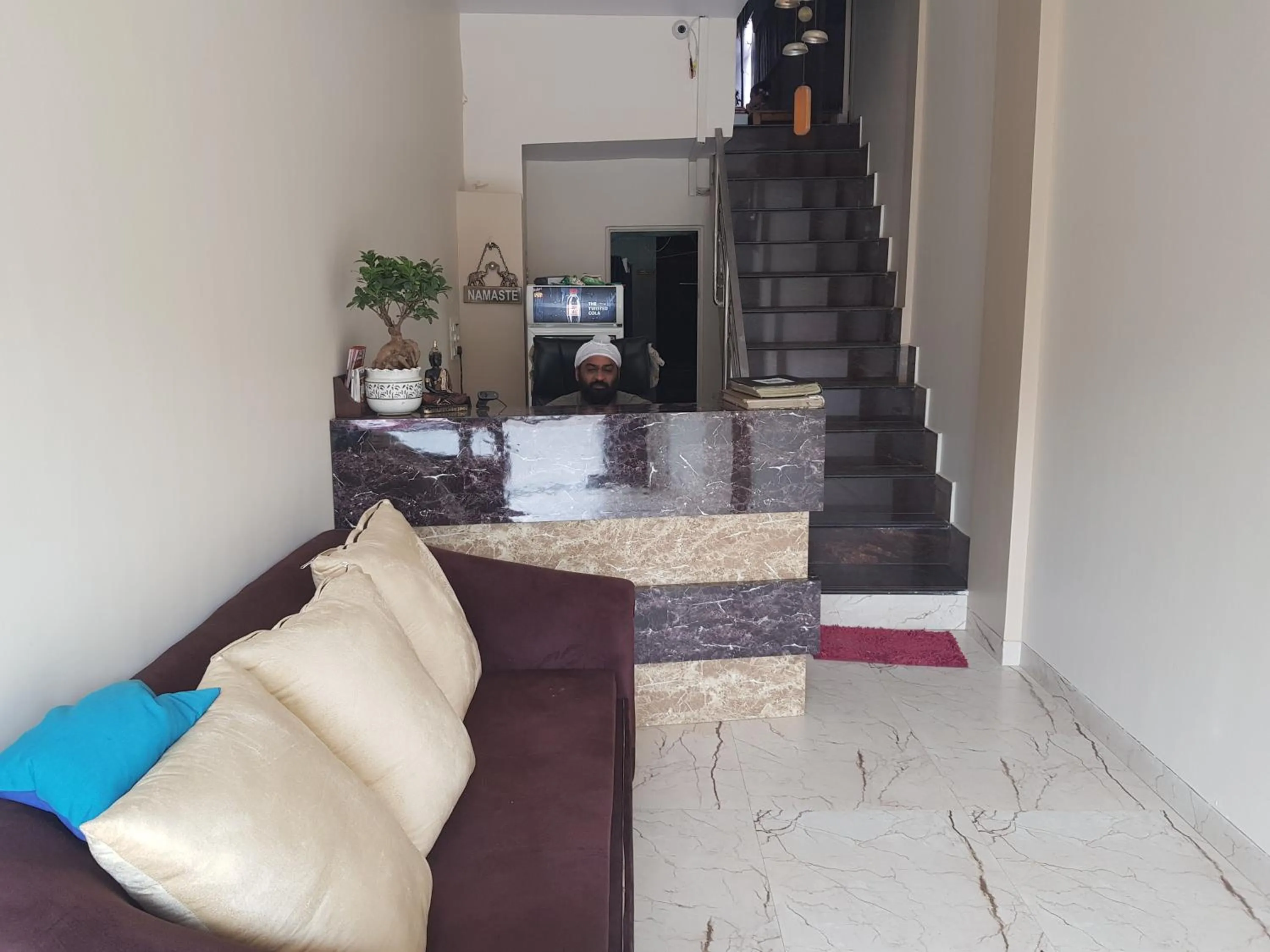 Communal lounge/ TV room in Backpackers Villa Mumbai