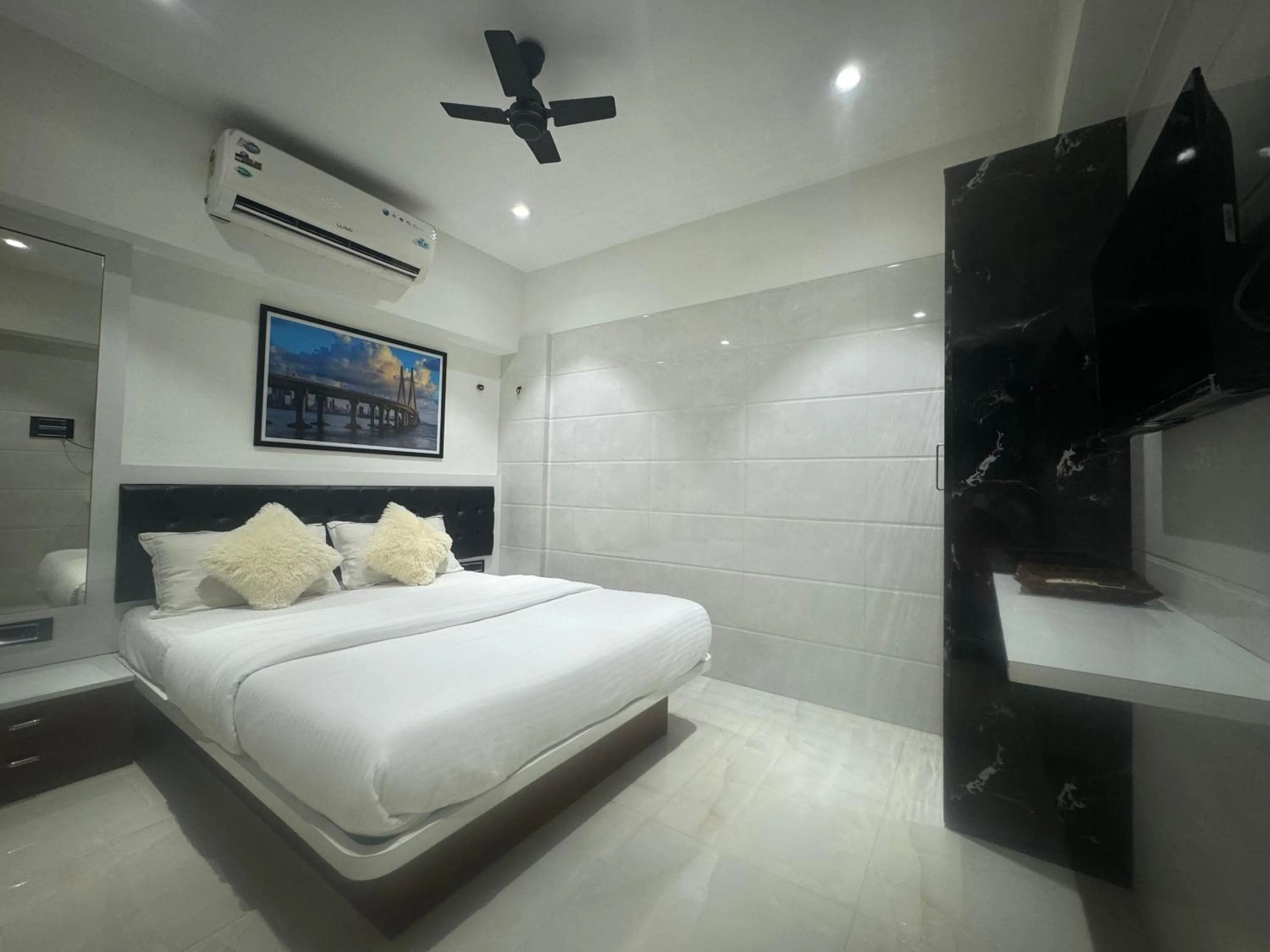 Property building, Bed in Backpackers Villa Mumbai