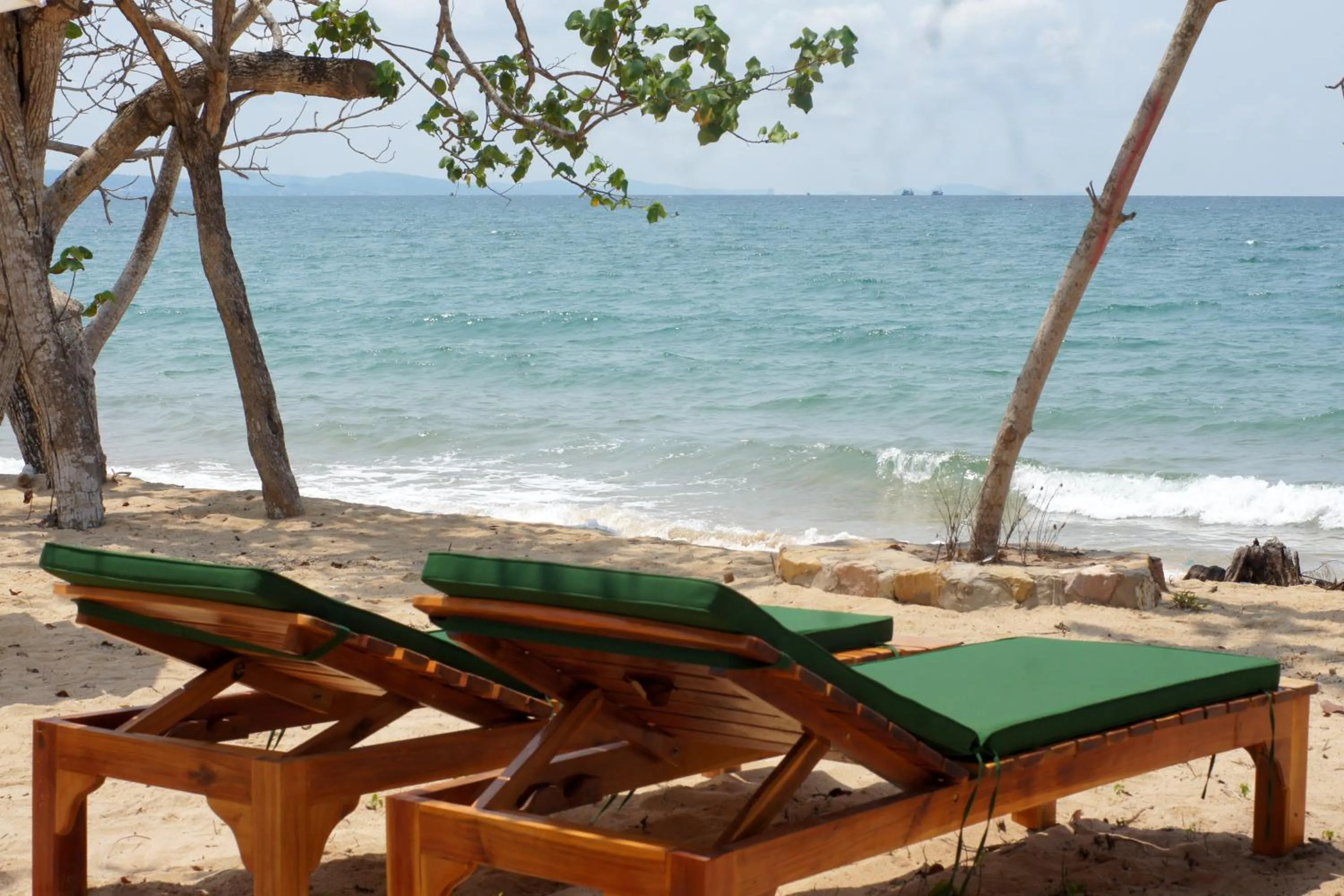 Beach in Gold Sand Beach Bungalow