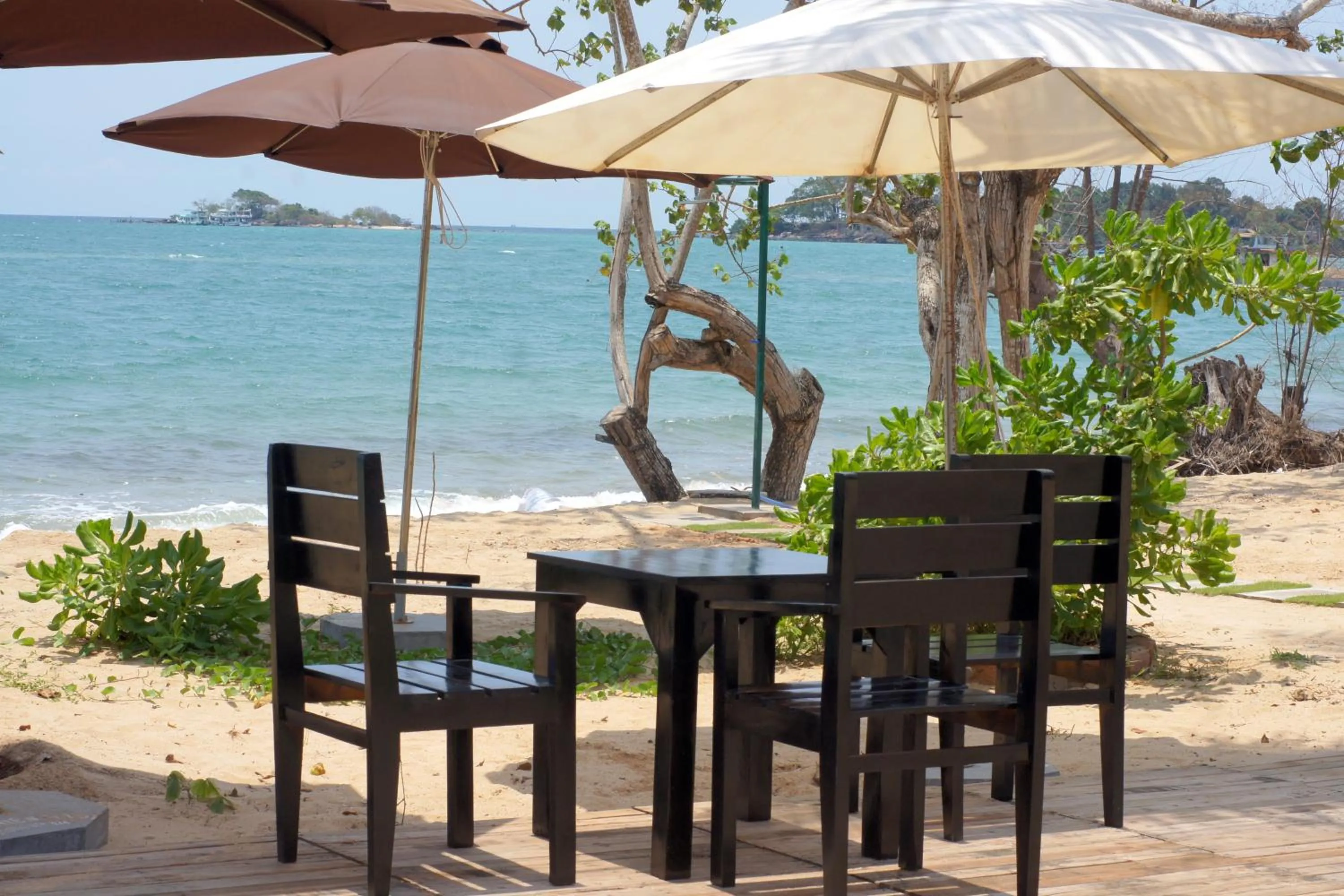 Restaurant/places to eat in Gold Sand Beach Bungalow