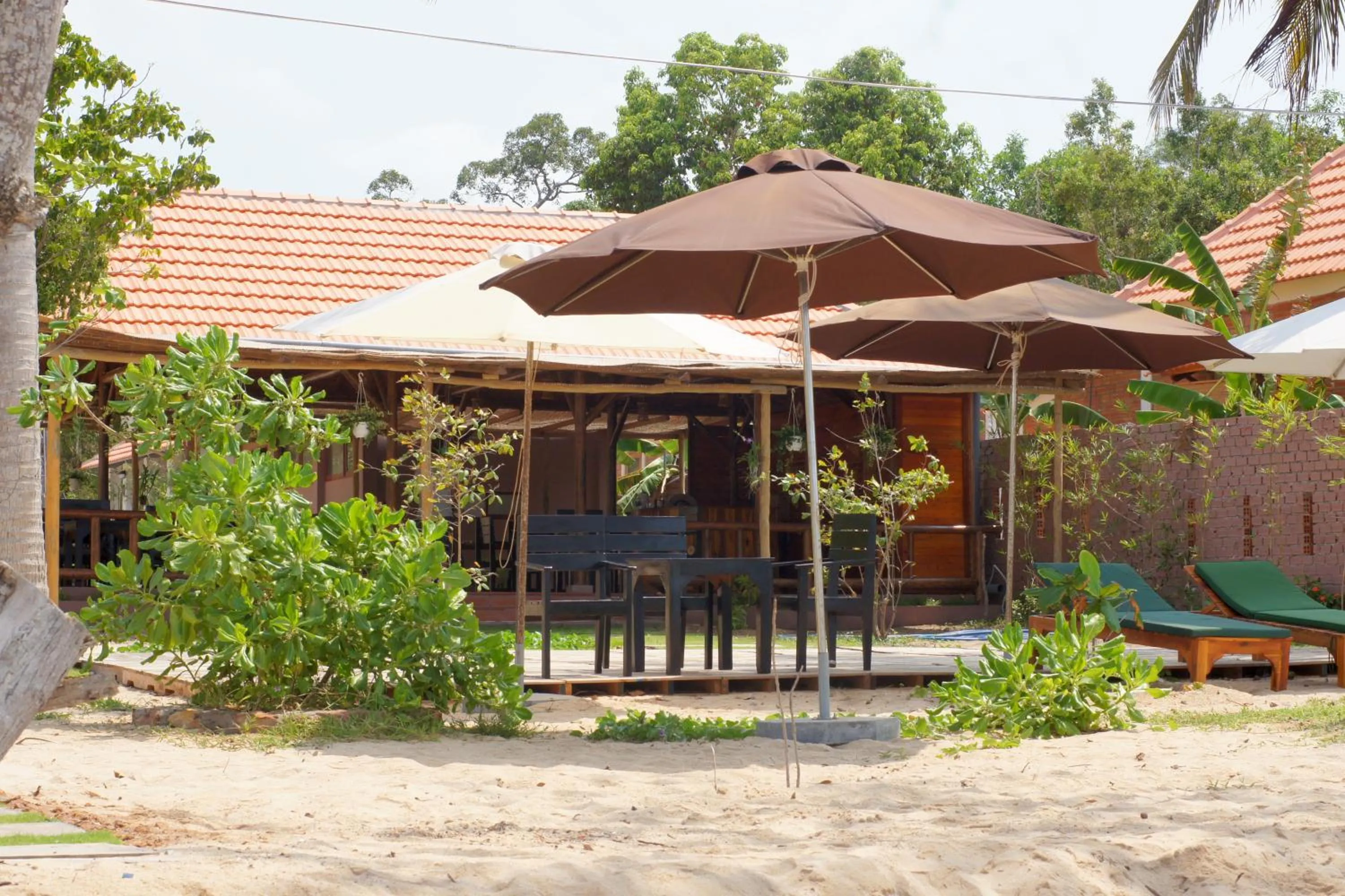 Restaurant/places to eat in Gold Sand Beach Bungalow