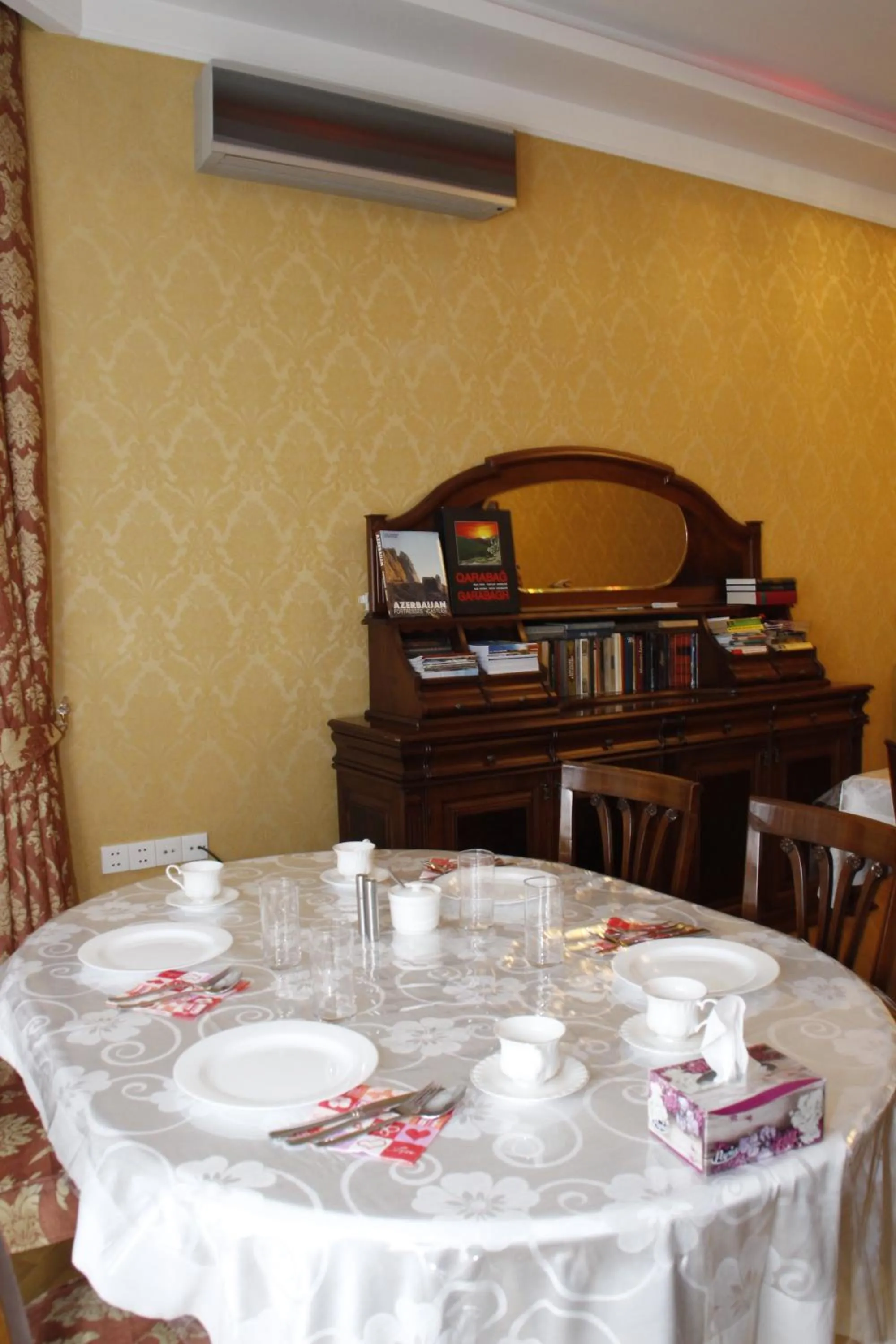 Communal lounge/ TV room in Baku Butik Mini-Hotel