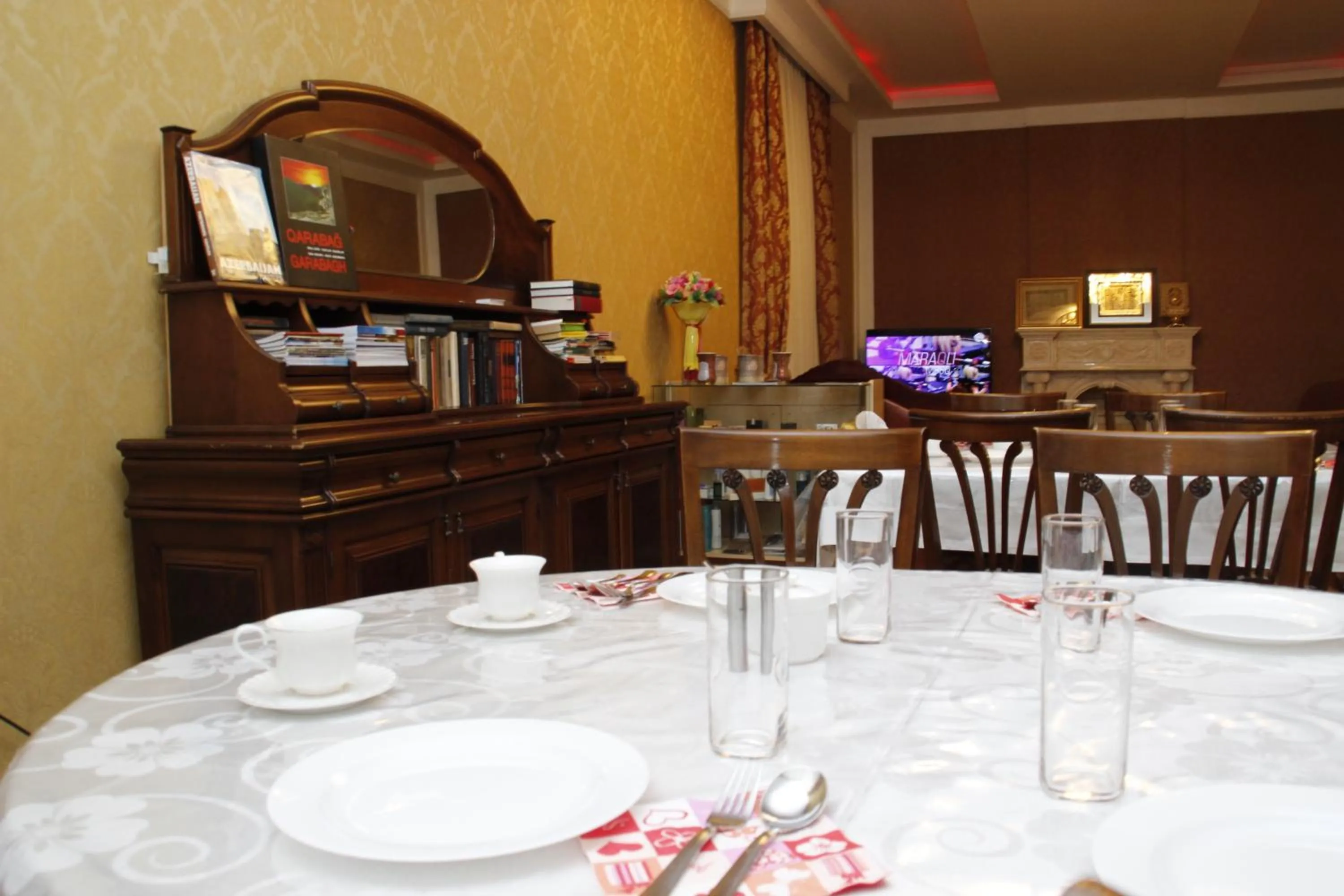 Communal lounge/ TV room in Baku Butik Mini-Hotel