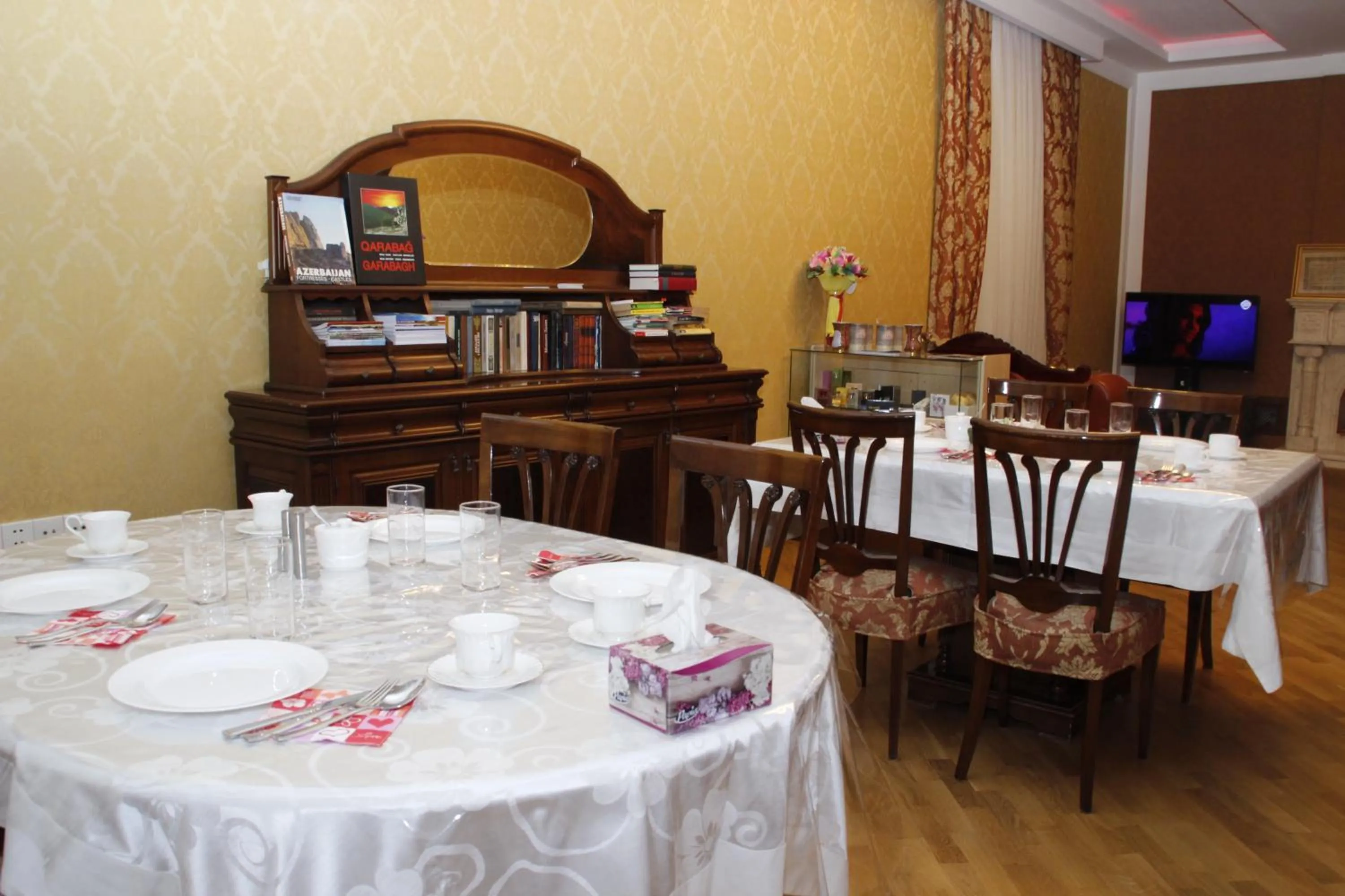 Communal lounge/ TV room in Baku Butik Mini-Hotel