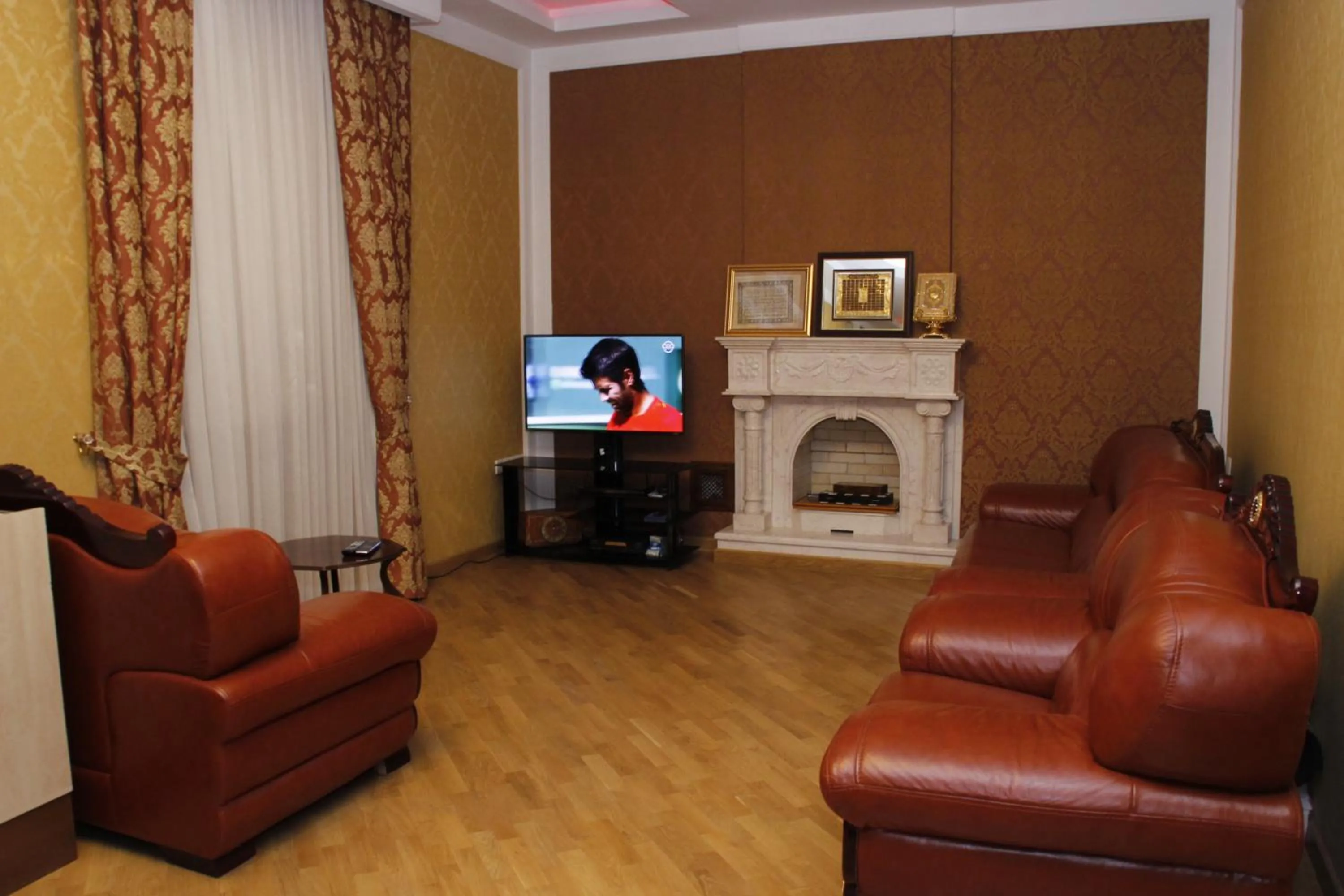 Communal lounge/ TV room in Baku Butik Mini-Hotel