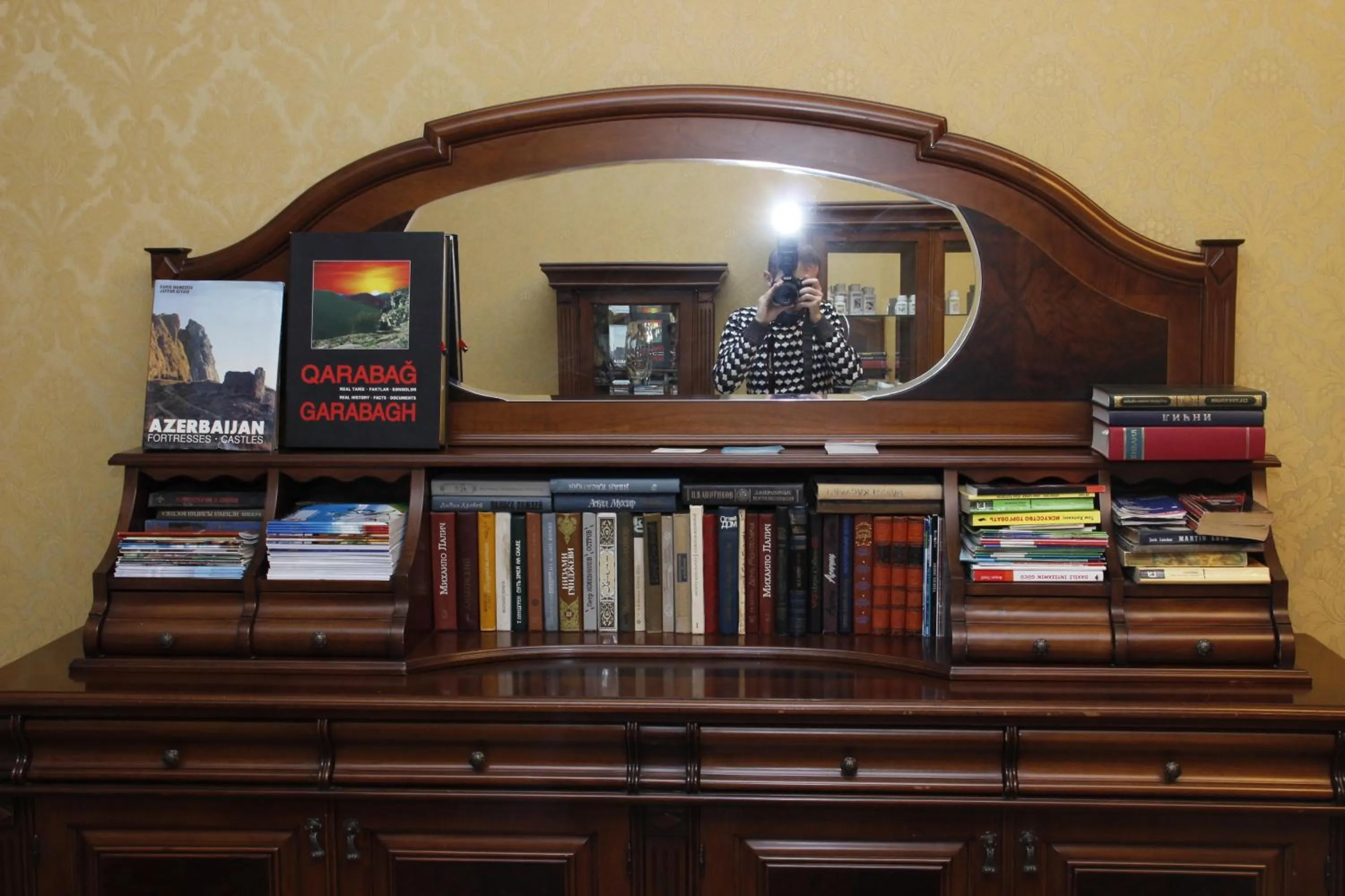 Library in Baku Butik Mini-Hotel