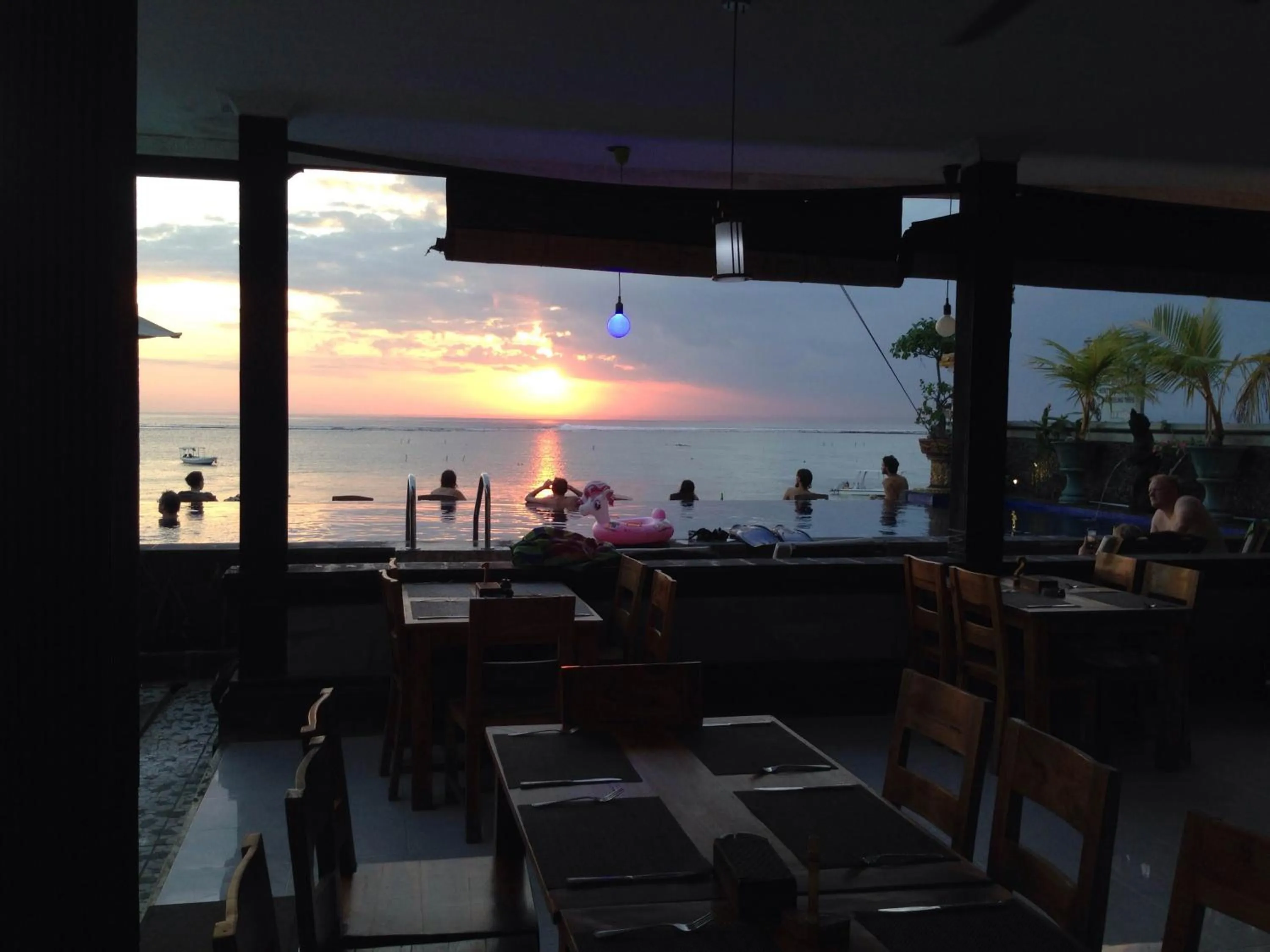 Restaurant/places to eat in Linda Beach Hotel