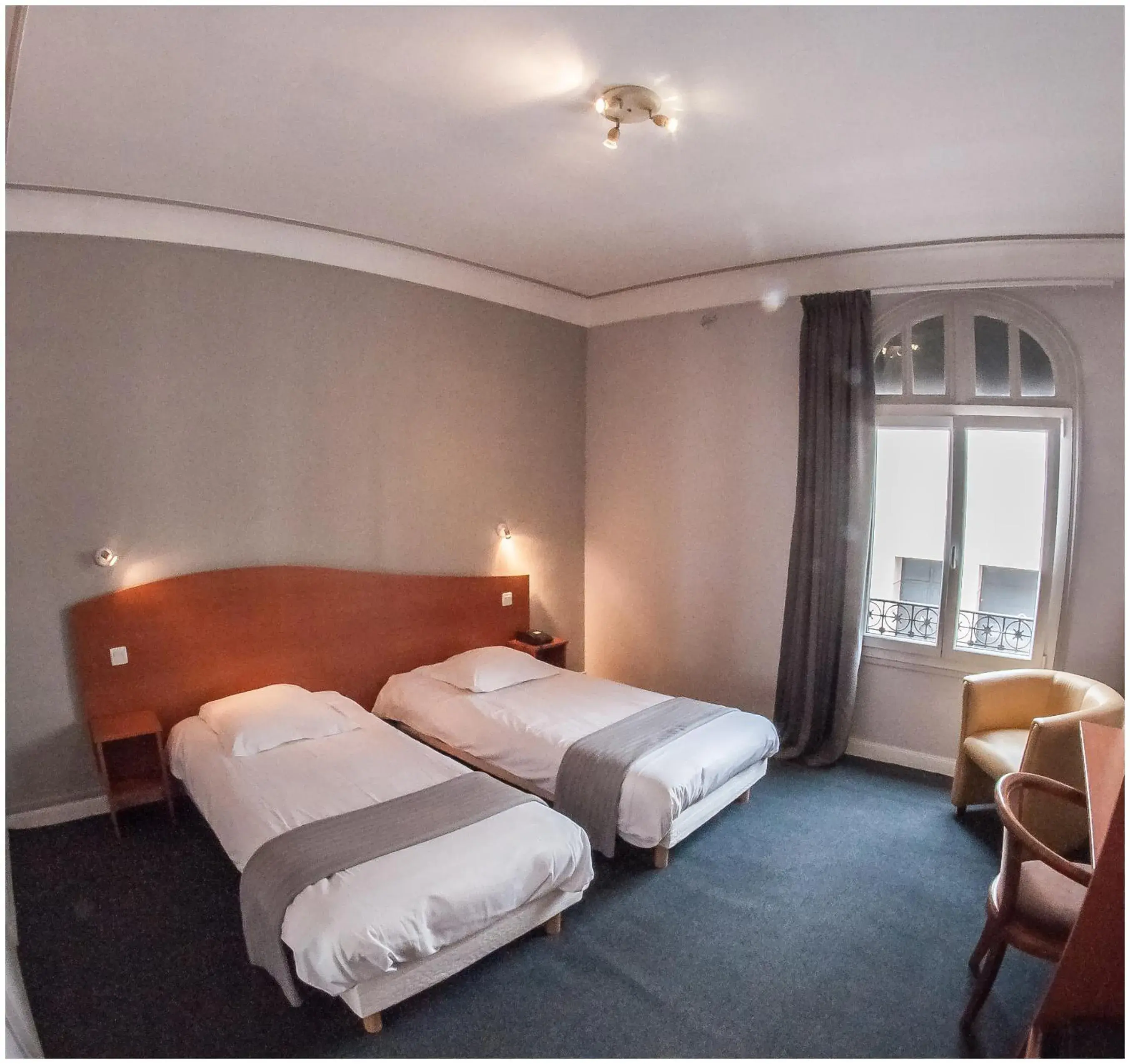 Twin Room in Hôtel Gambetta Twin Room in Hôtel Gambetta