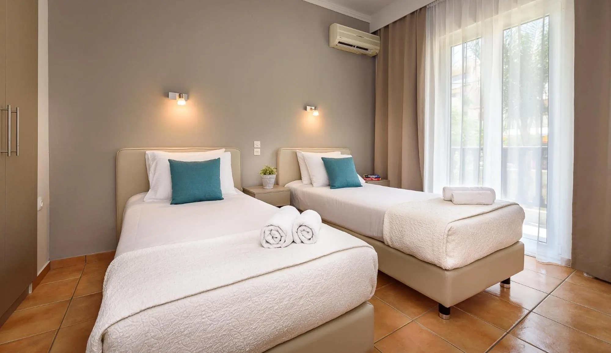 Photo of the whole room, Bed in Corinna Mare