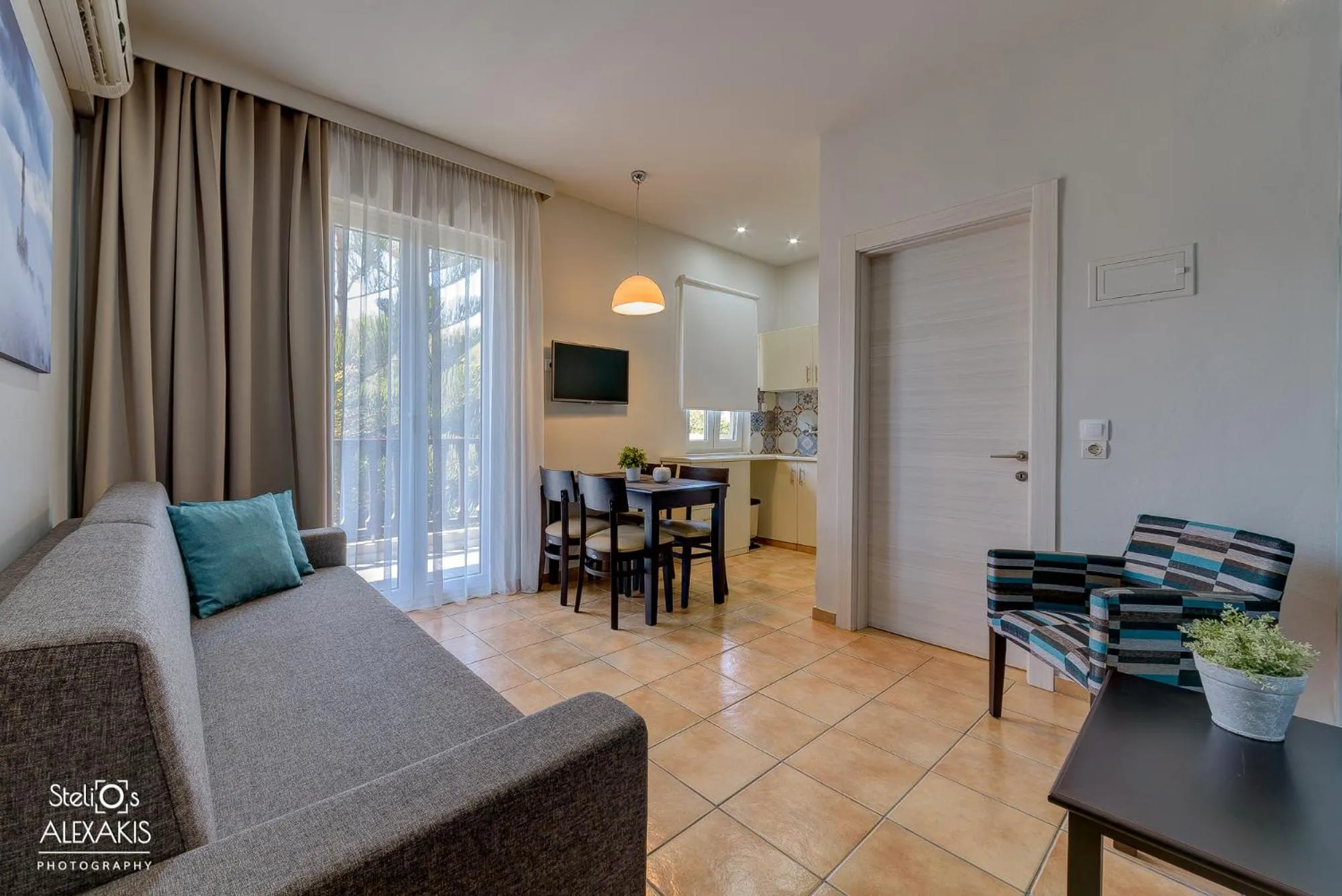 Communal lounge/ TV room in Corinna Mare