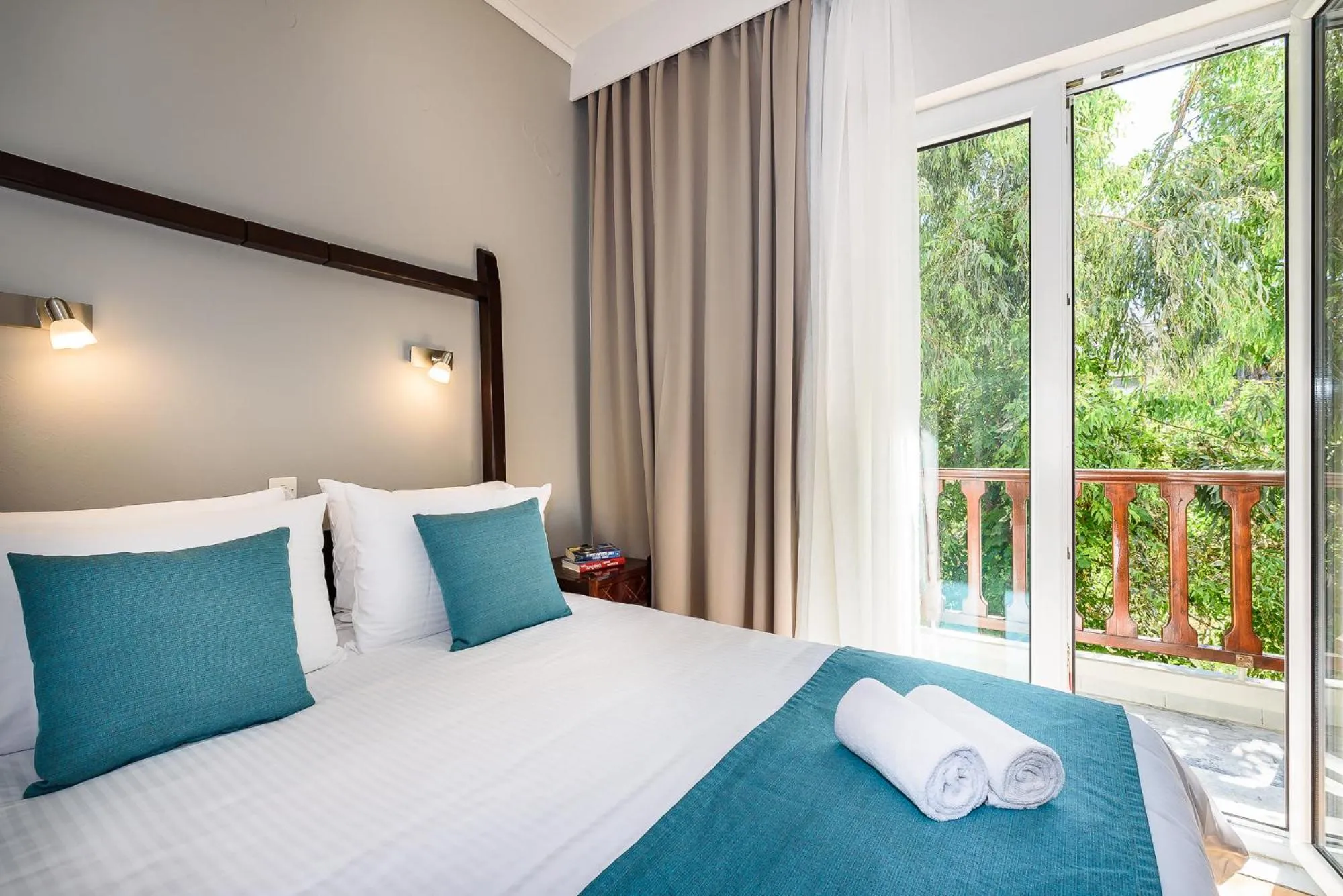 Photo of the whole room, Bed in Corinna Mare