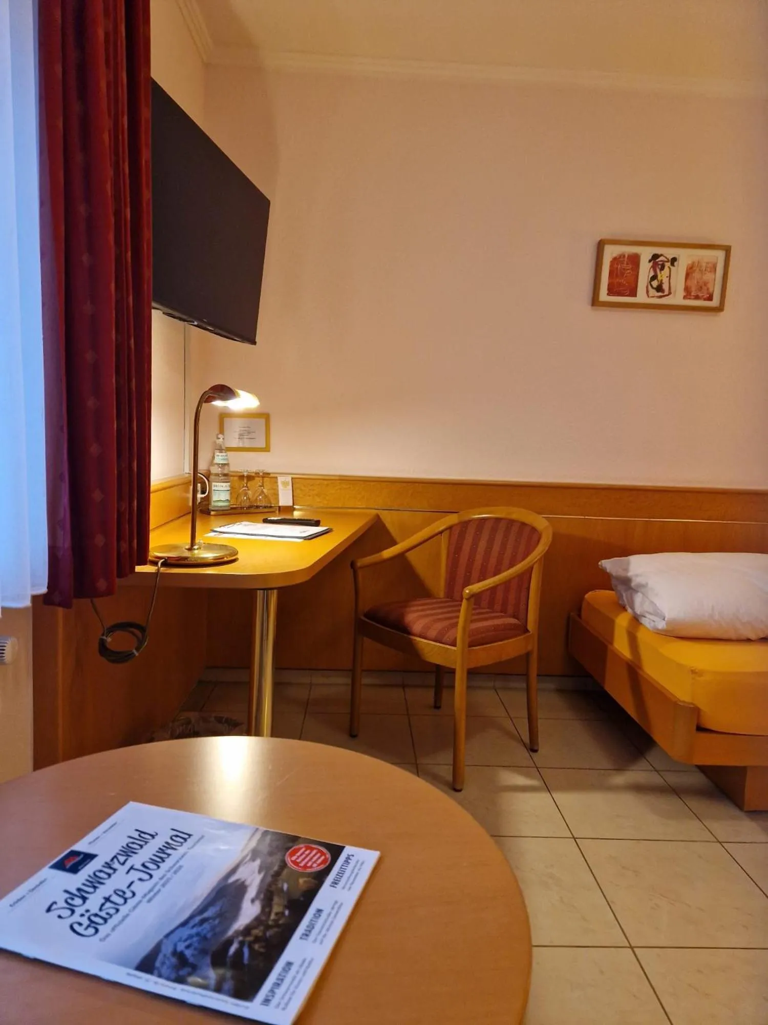 TV and multimedia, Bed in Hotel-Restaurant Gasthof Adler