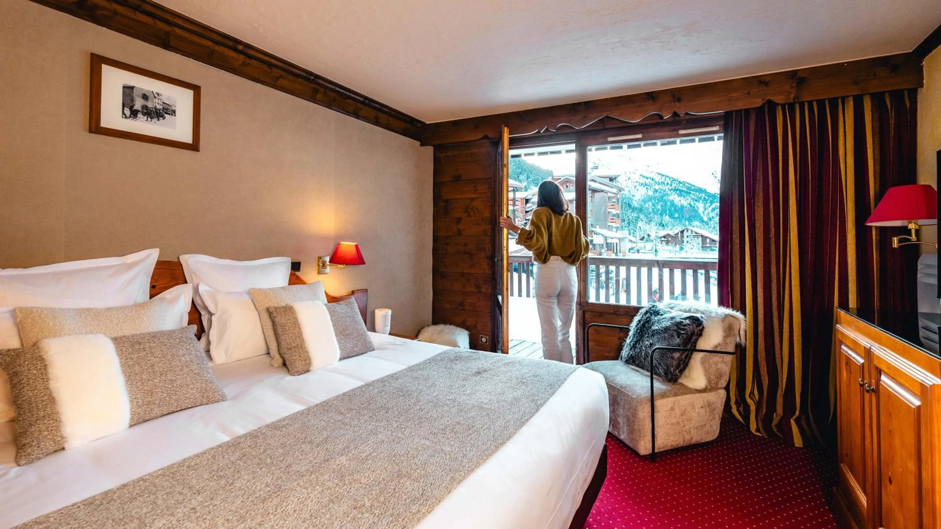 Balcony/Terrace, Bed in Hotel Mont Vallon