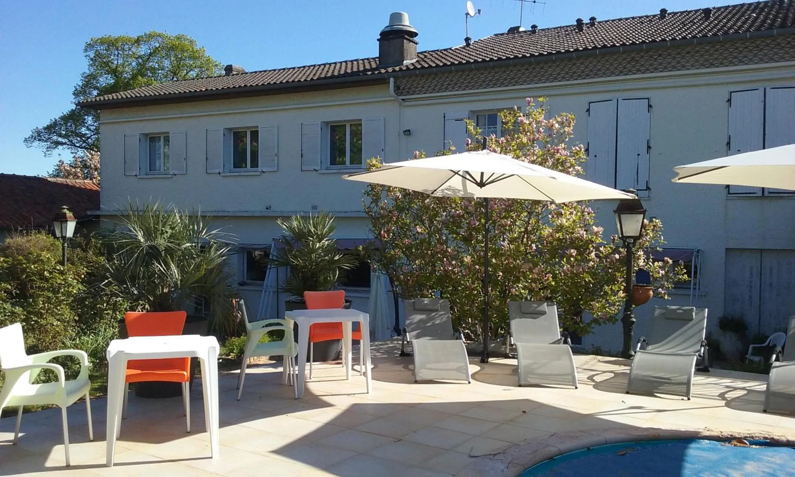 Pool view in Hotel du Commerce Chez Stéphane