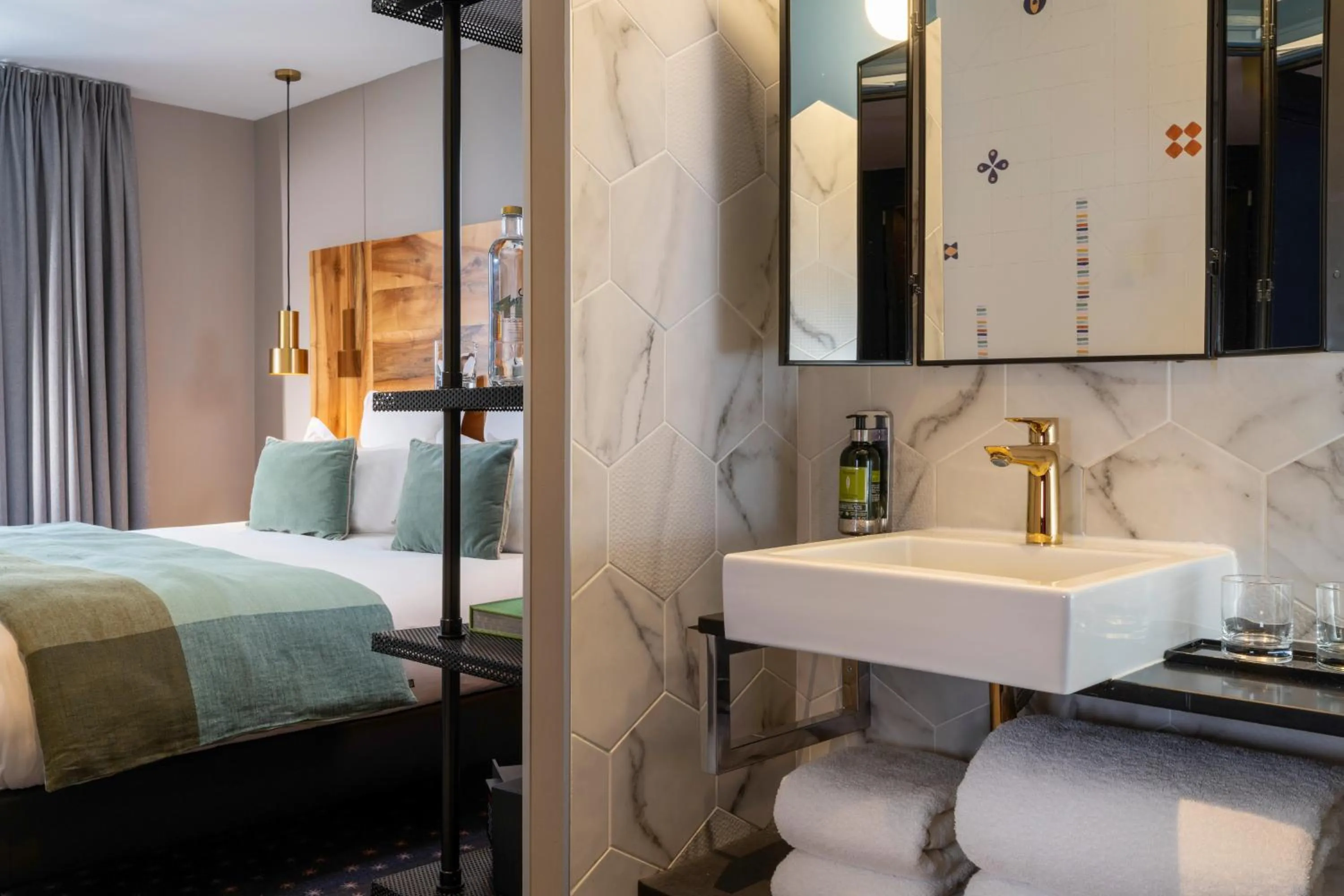 Bed in Hôtel Maxim Folies