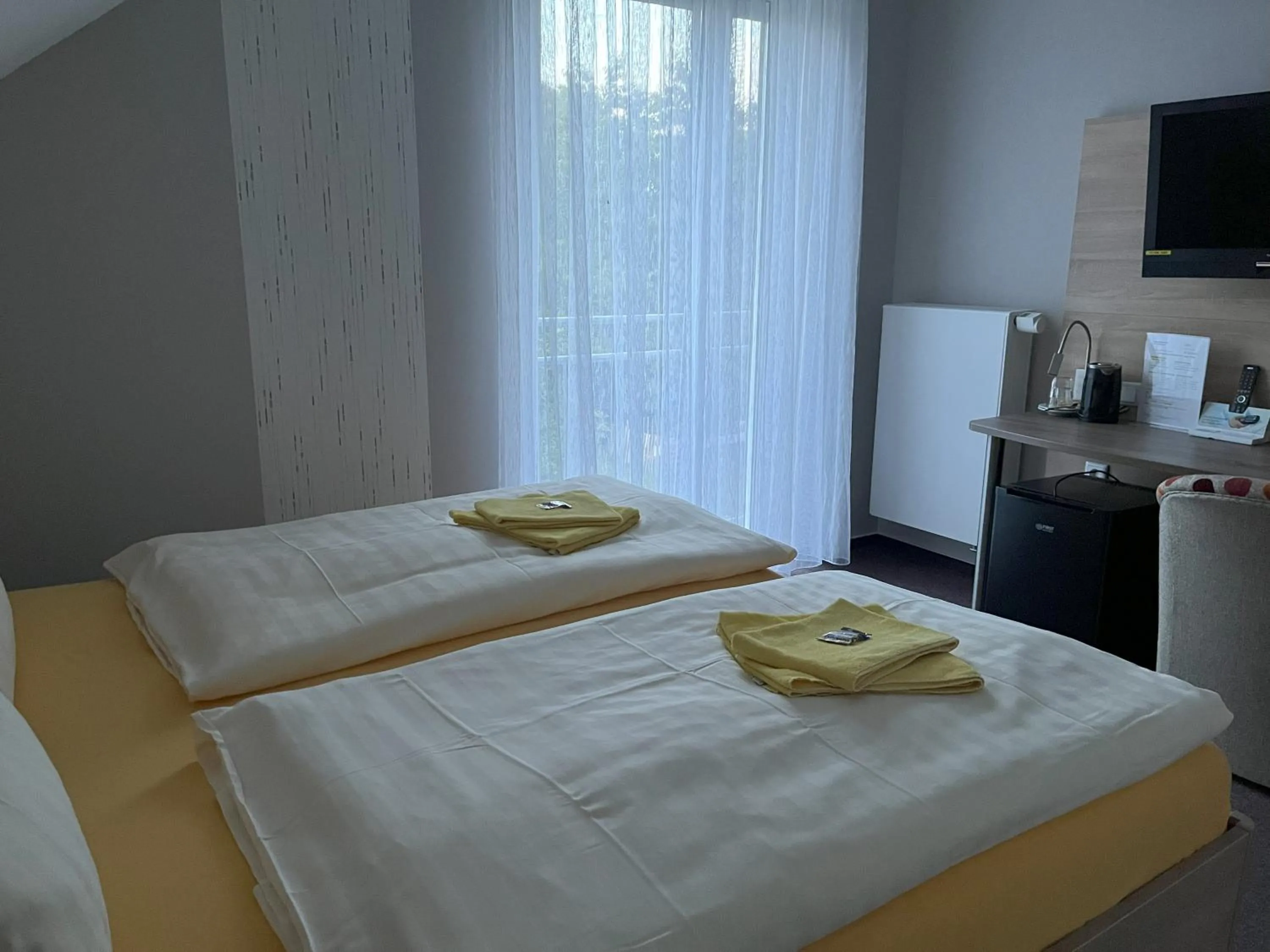 Photo of the whole room, Bed in Hotel am Steinertsee - Kassel-Ost