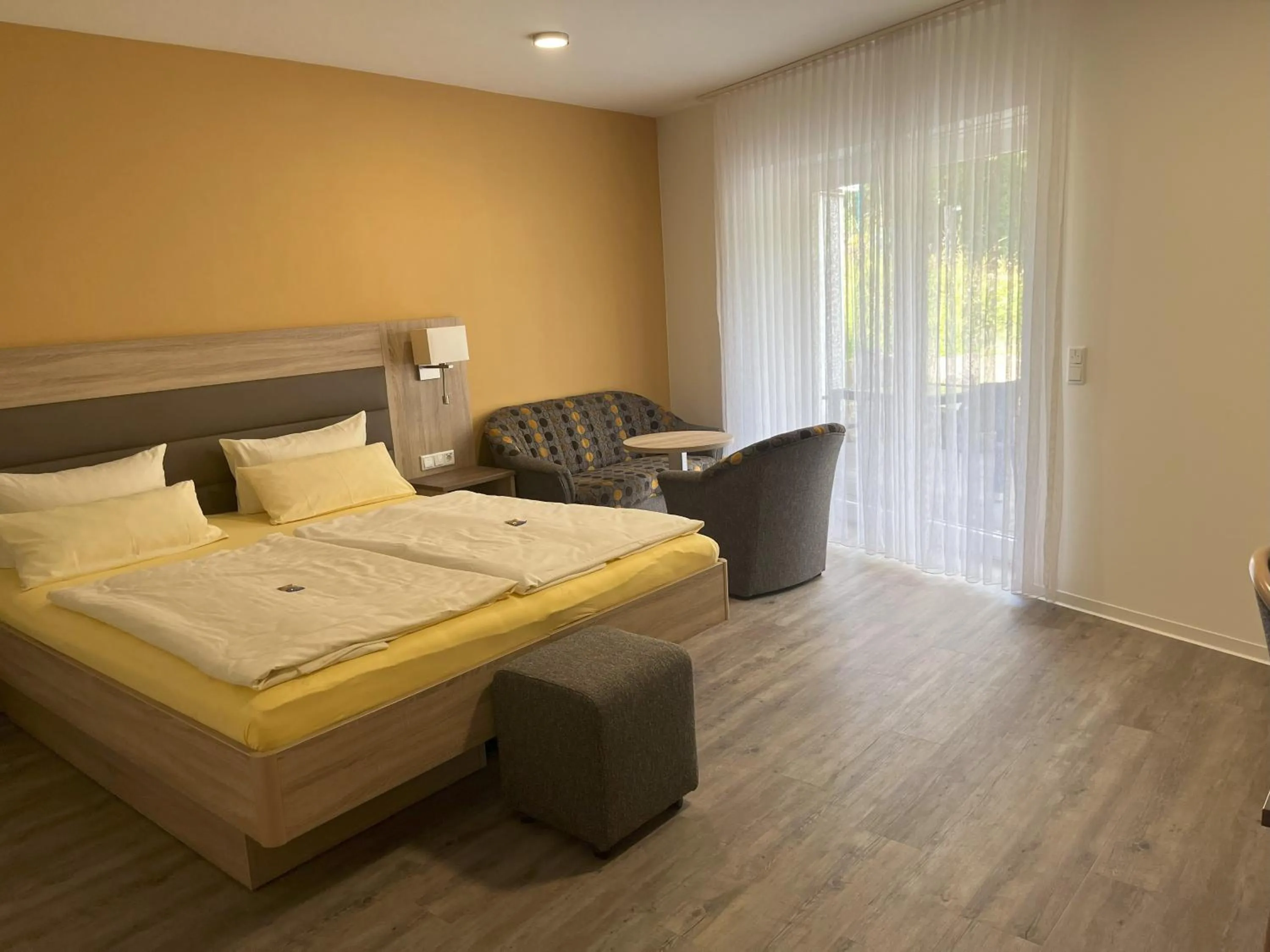 Photo of the whole room, Bed in Hotel am Steinertsee - Kassel-Ost