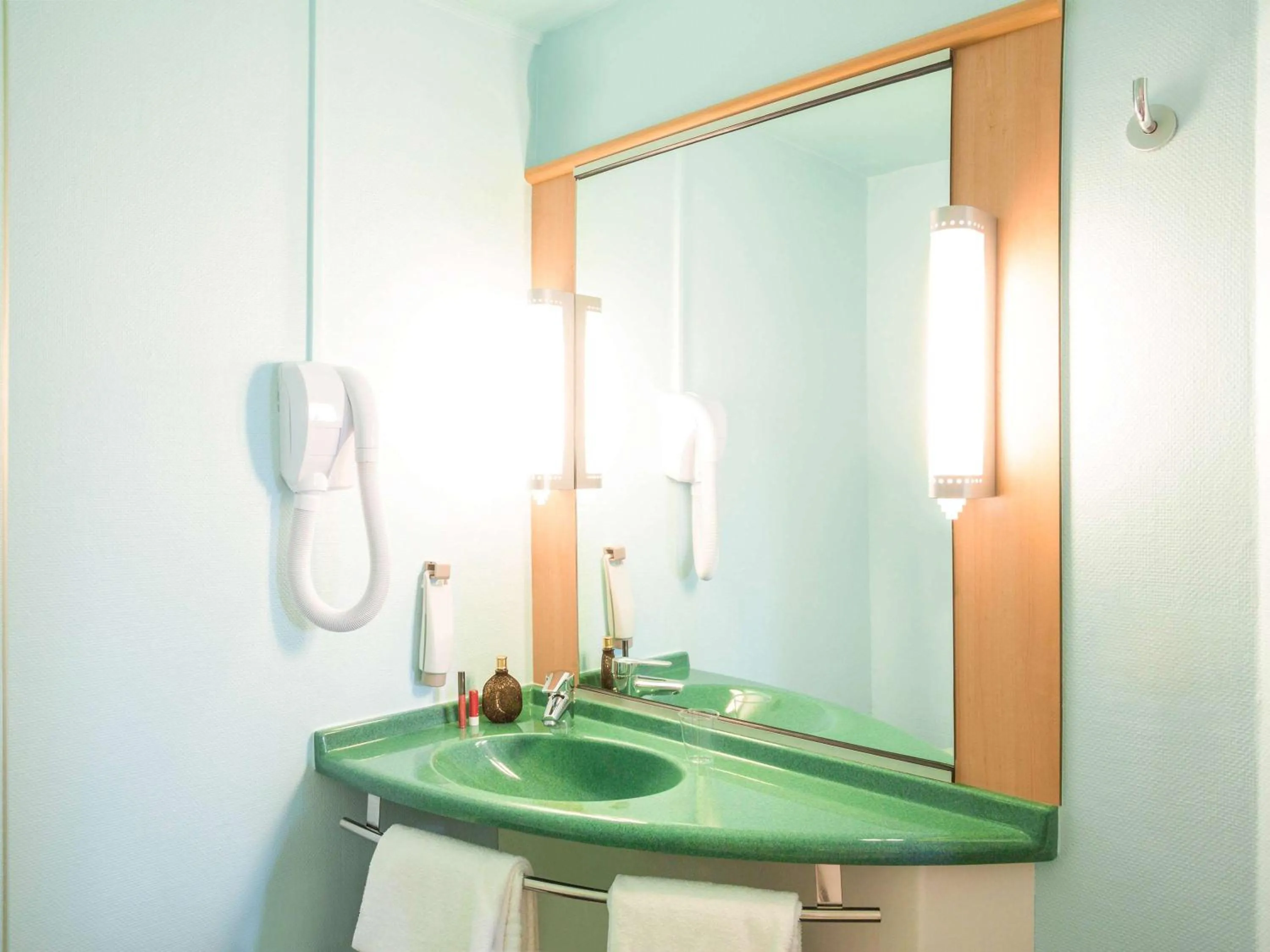 Photo of the whole room in Ibis Orly Chevilly Tram 7