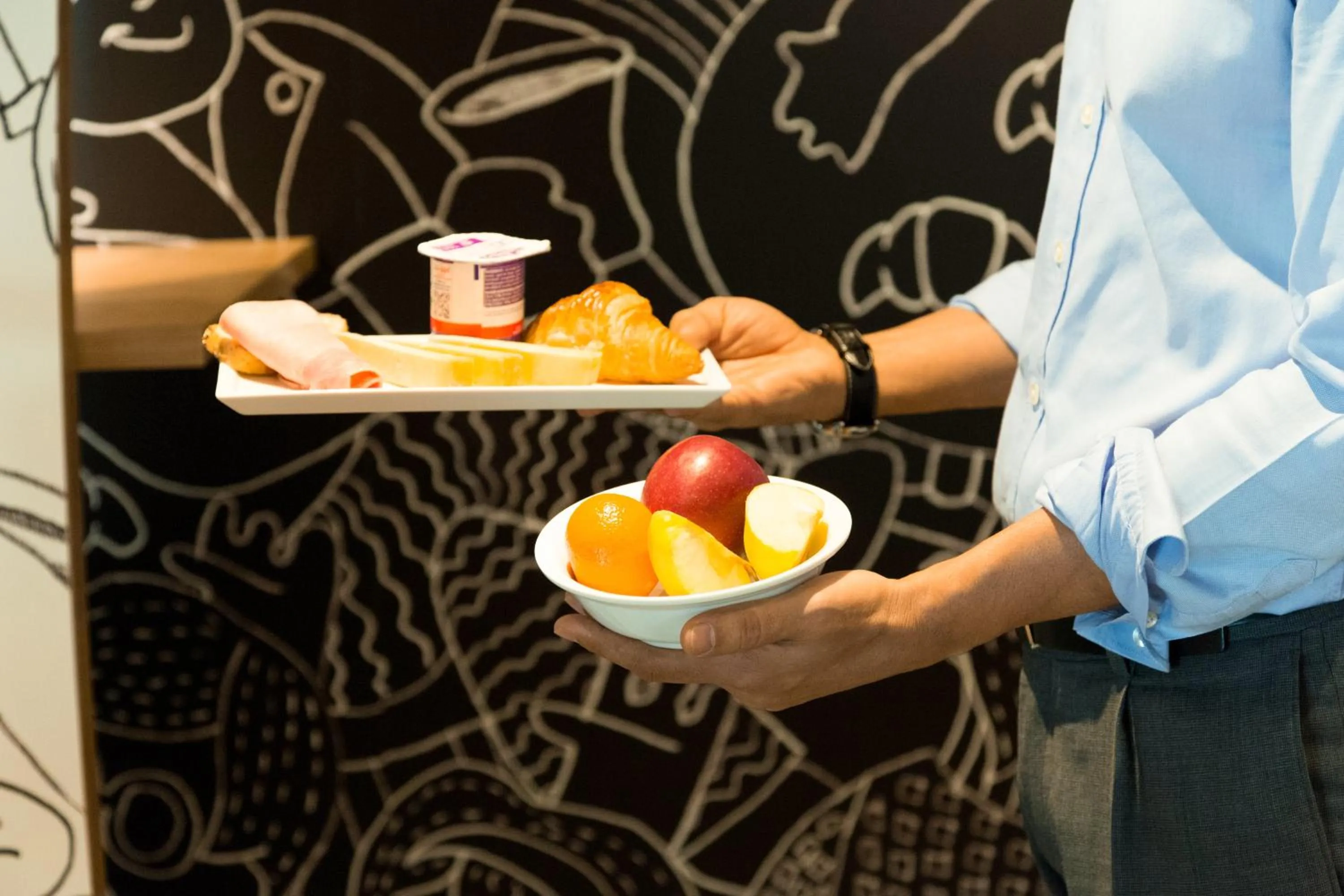 Restaurant/places to eat in Ibis Orly Chevilly Tram 7