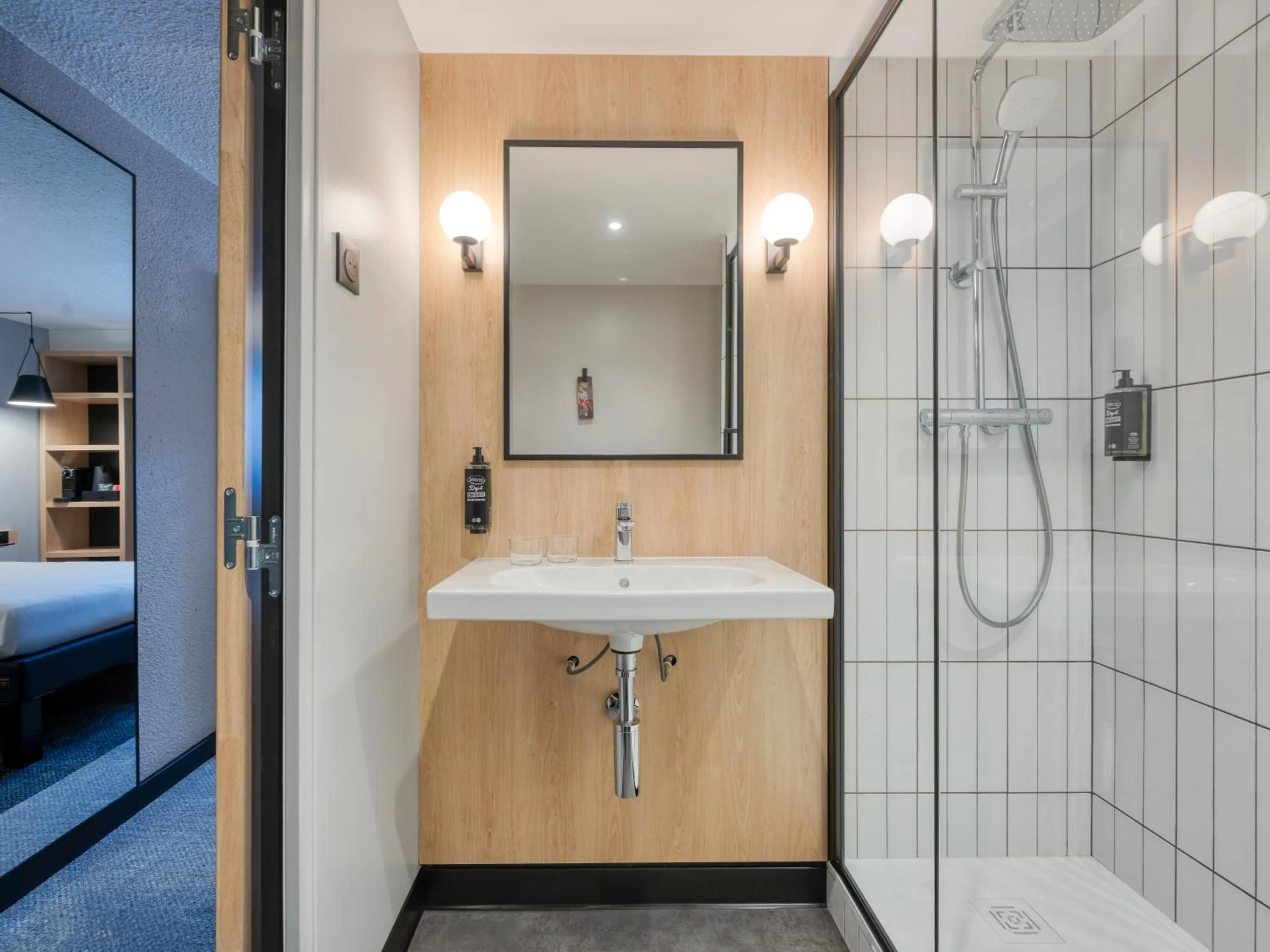 Shower in Ibis Orly Chevilly Tram 7