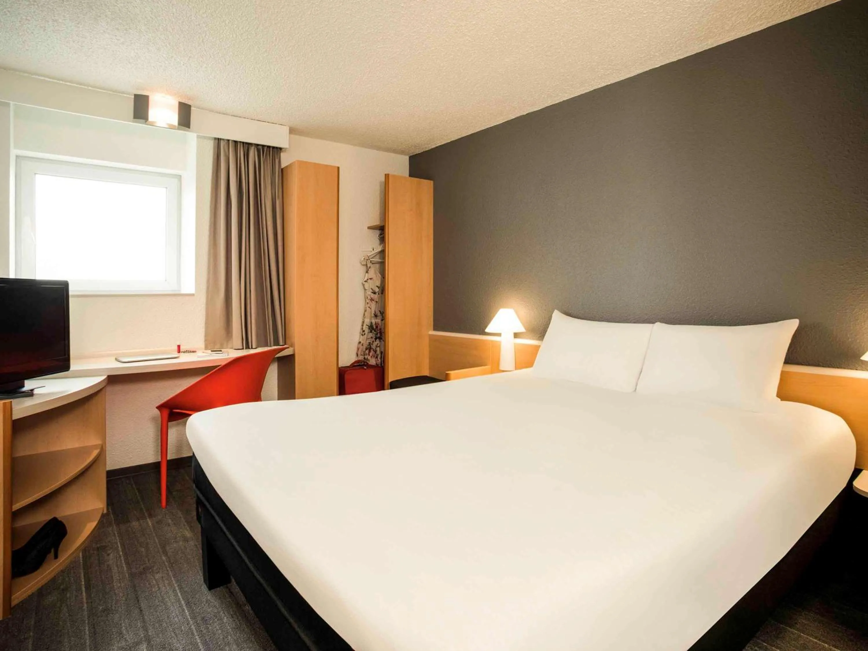 Photo of the whole room, Bed in Ibis Orly Chevilly Tram 7