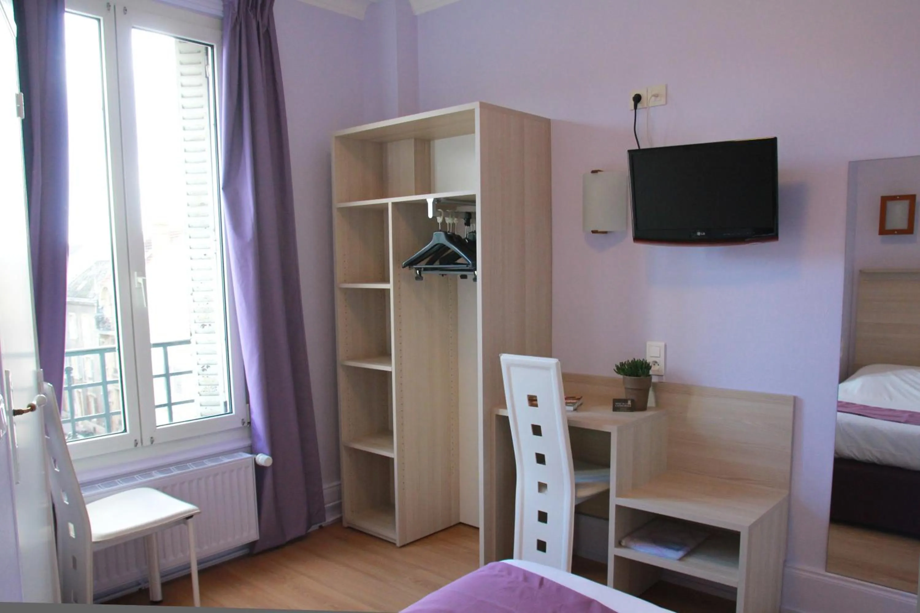 Bedroom, Bed in Hôtel De La Cathédrale