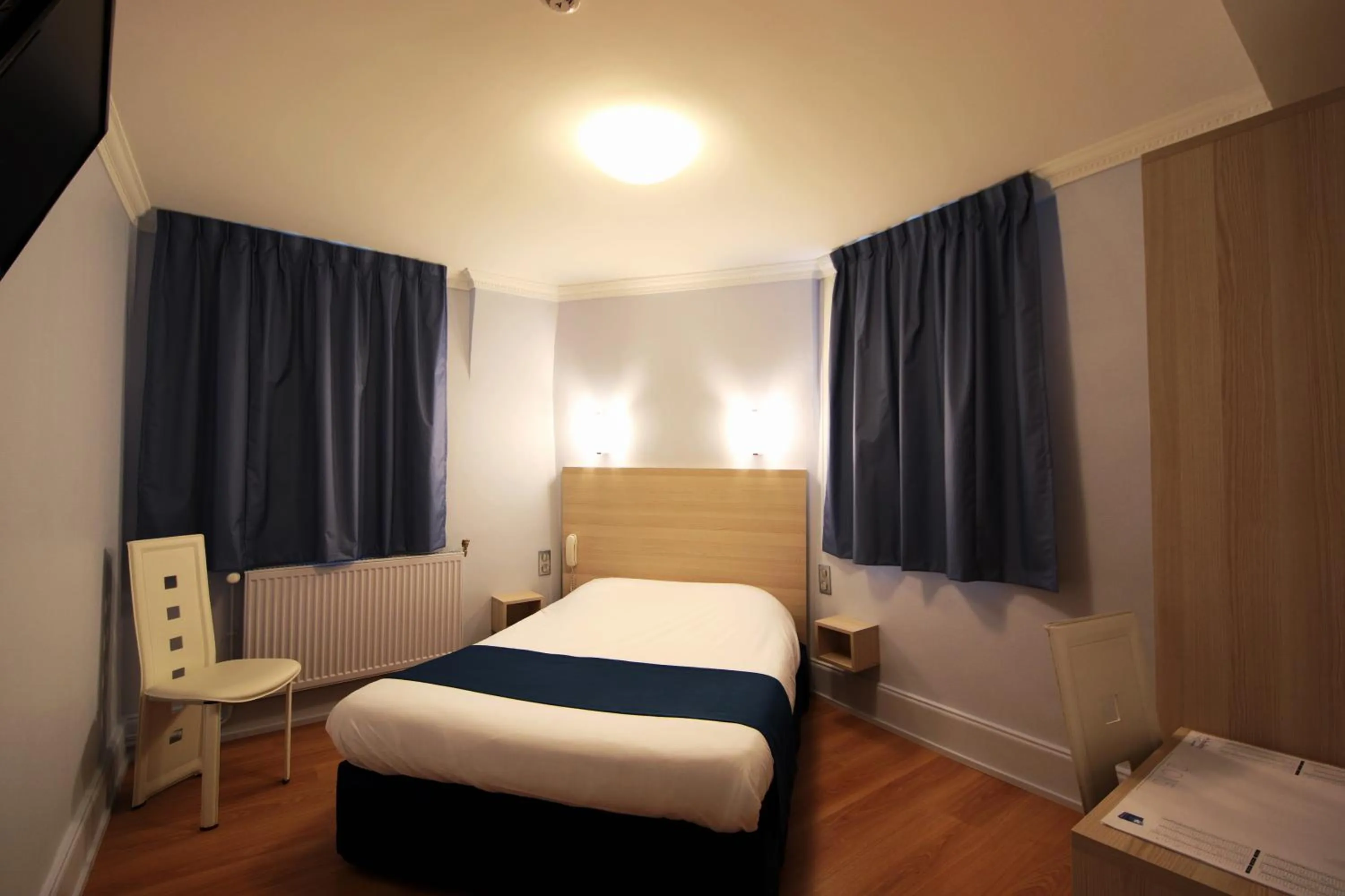 Bedroom, Bed in Hôtel De La Cathédrale