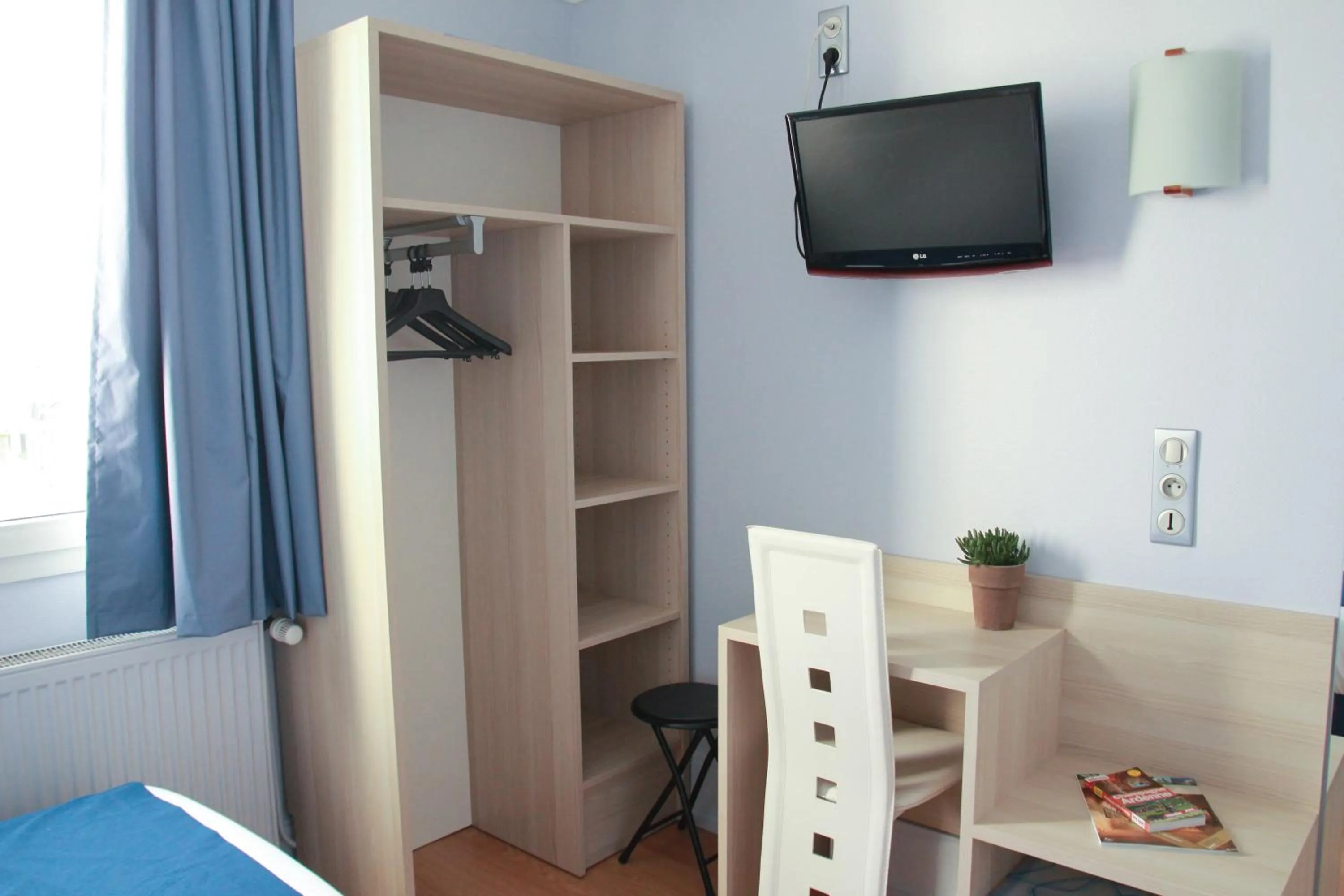 Bedroom, Bed in Hôtel De La Cathédrale
