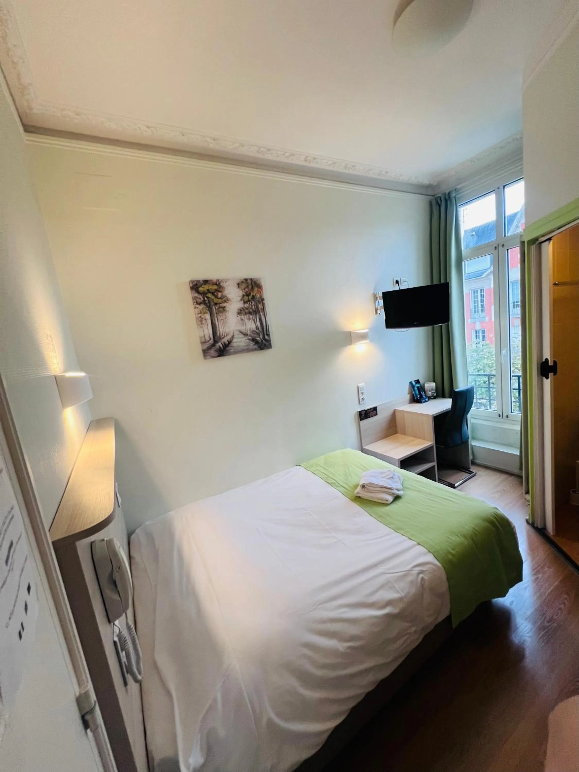 Bed in Hôtel De La Cathédrale