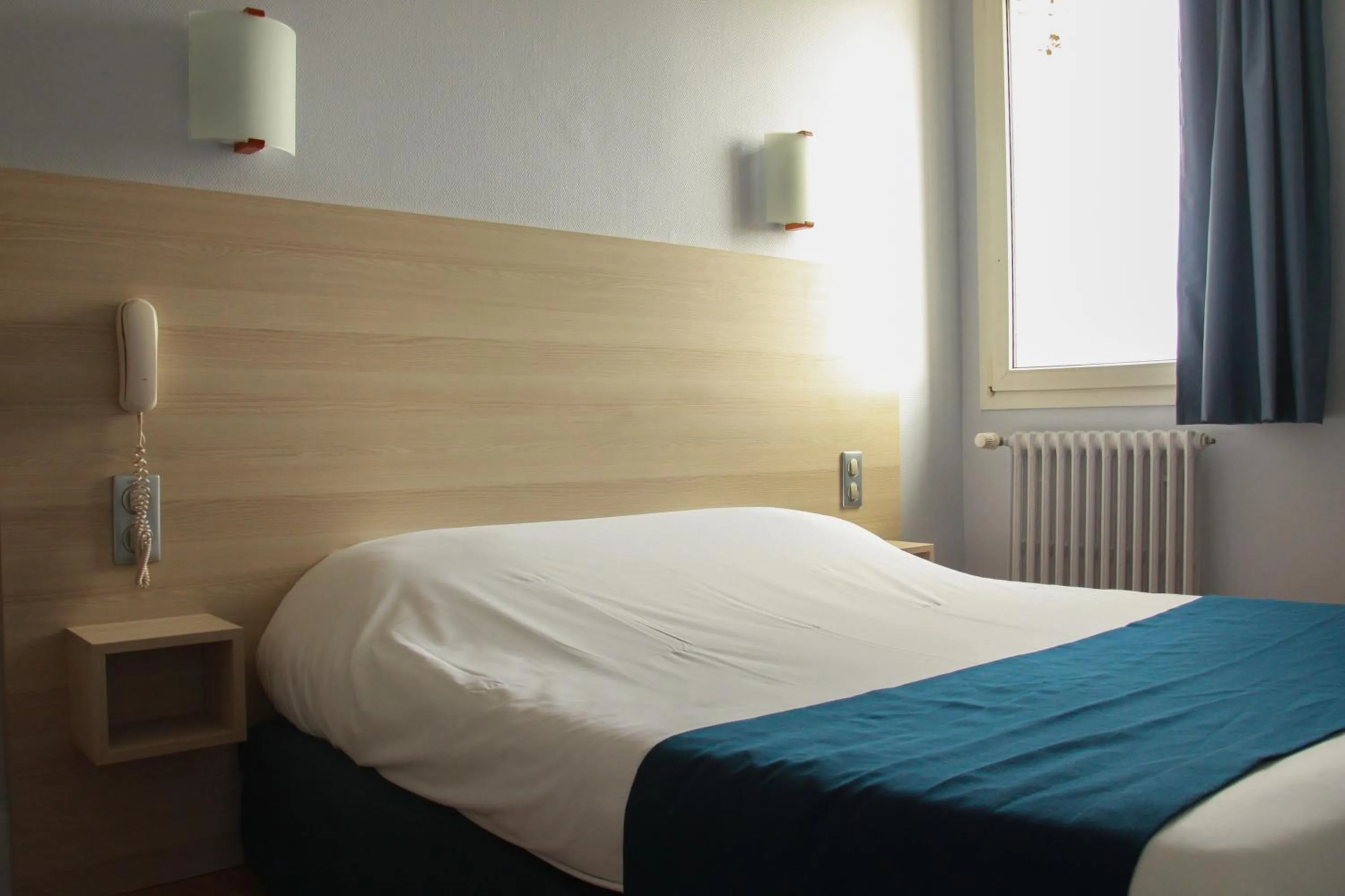Bedroom, Bed in Hôtel De La Cathédrale