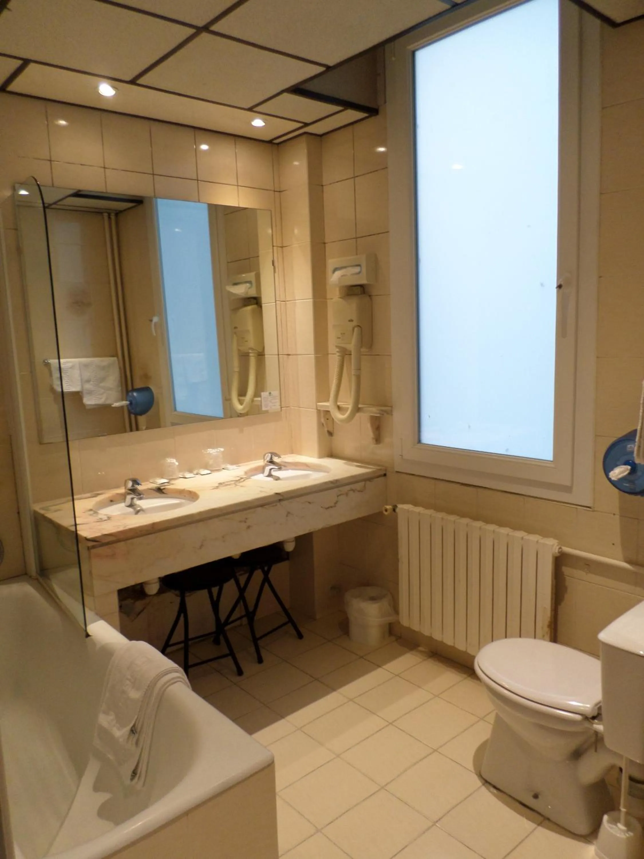 Bathroom in Hôtel De La Cathédrale