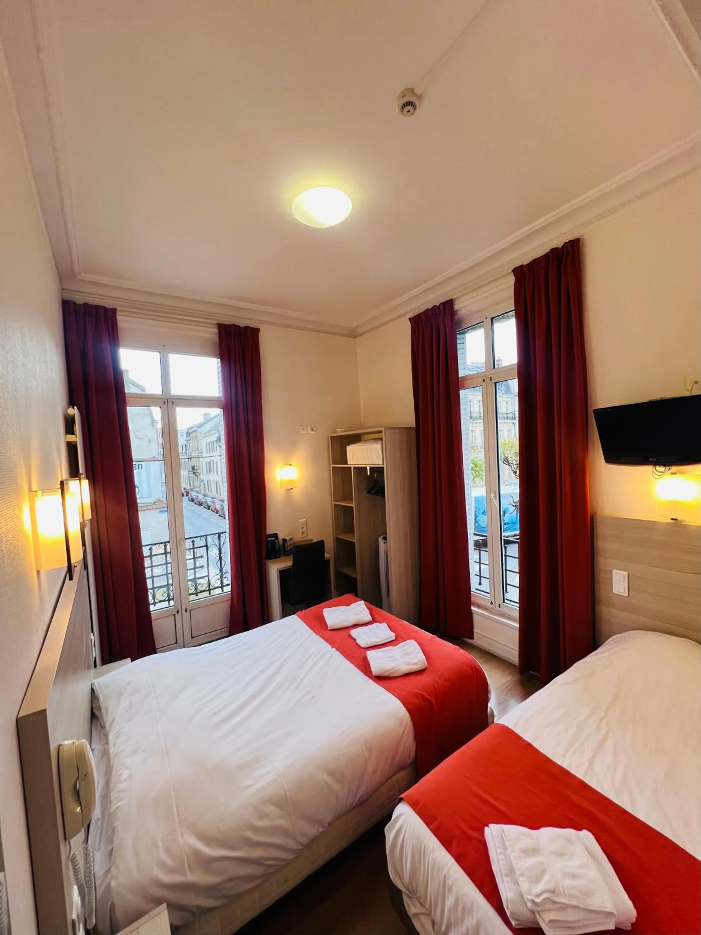 Bed in Hôtel De La Cathédrale