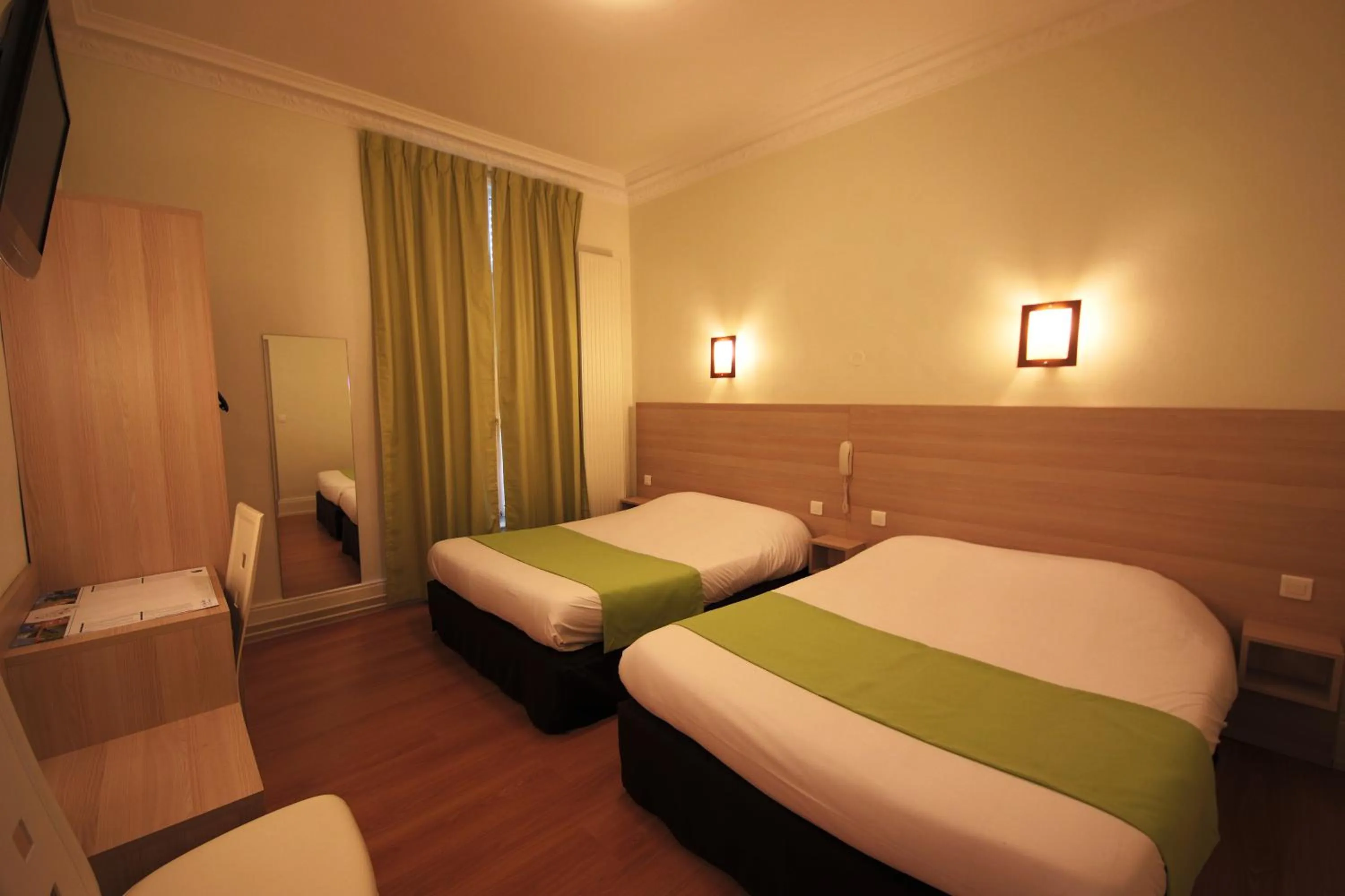 Bedroom, Bed in Hôtel De La Cathédrale