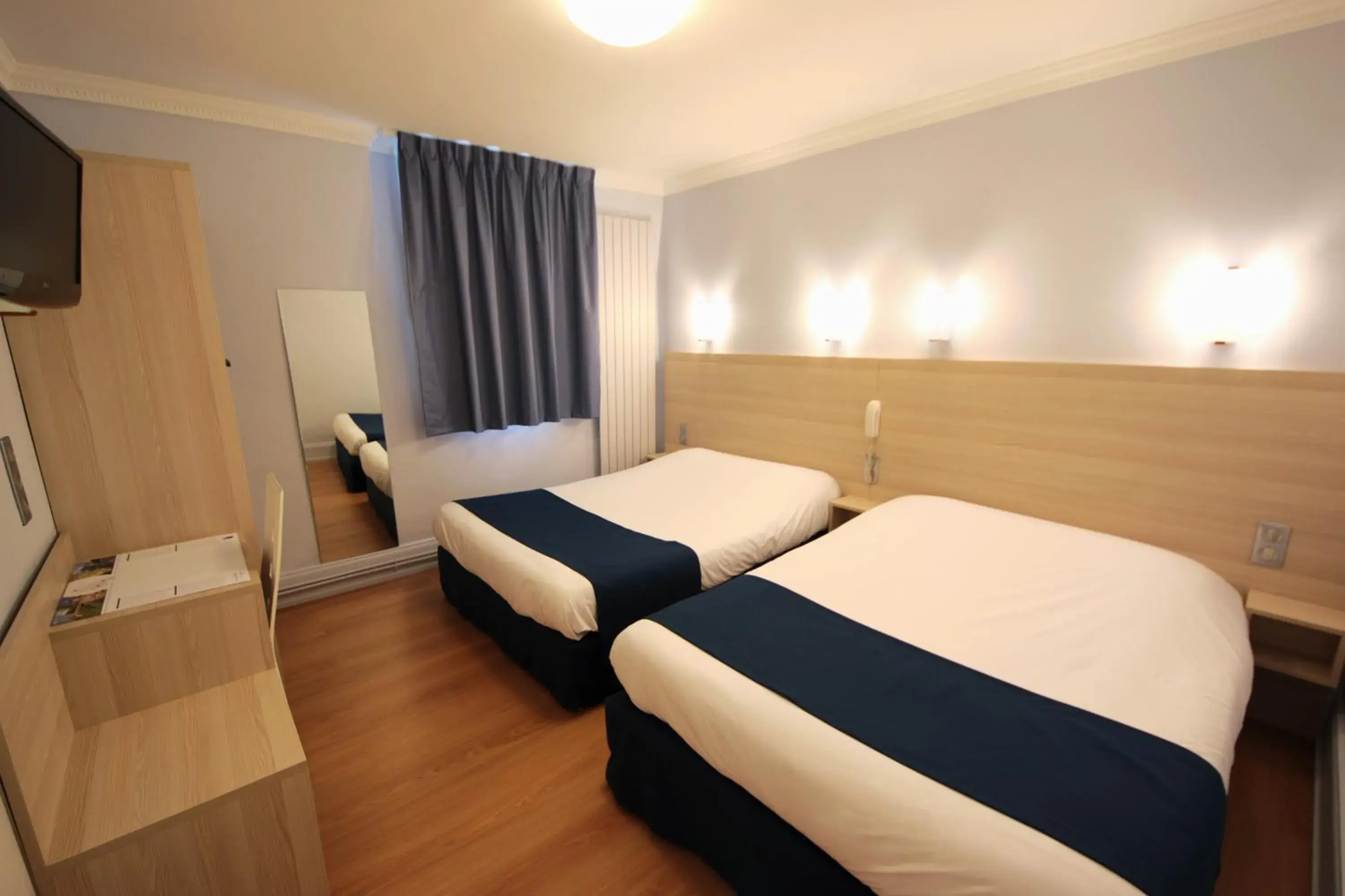 Quadruple Room in Hôtel De La Cathédrale Quadruple Room in Hôtel De La Cathédrale